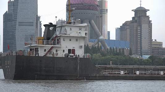 上海外滩黄浦江轮船8K实拍视频的预览图