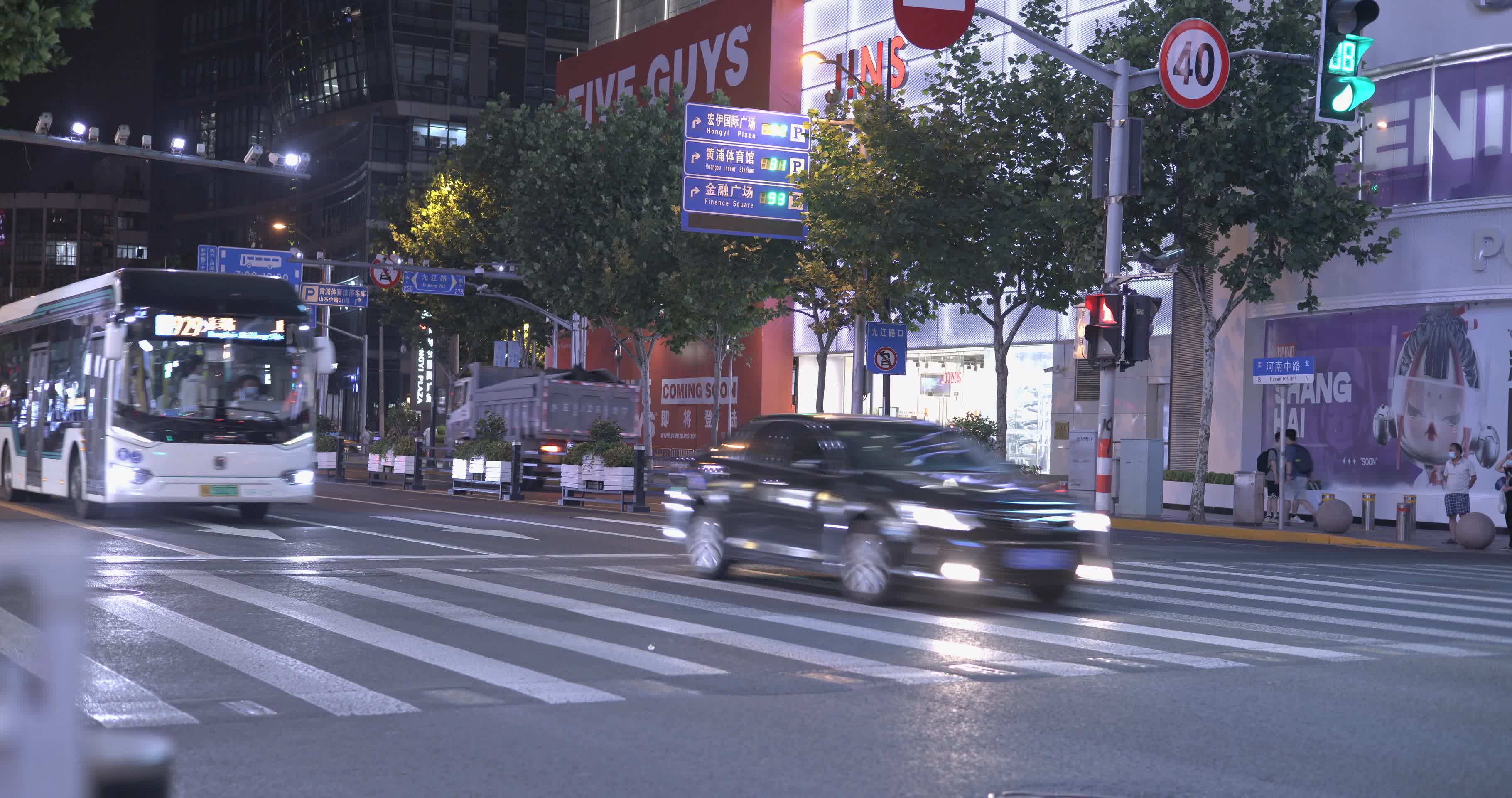 上海外滩南京路车流8K实拍原视频的预览图
