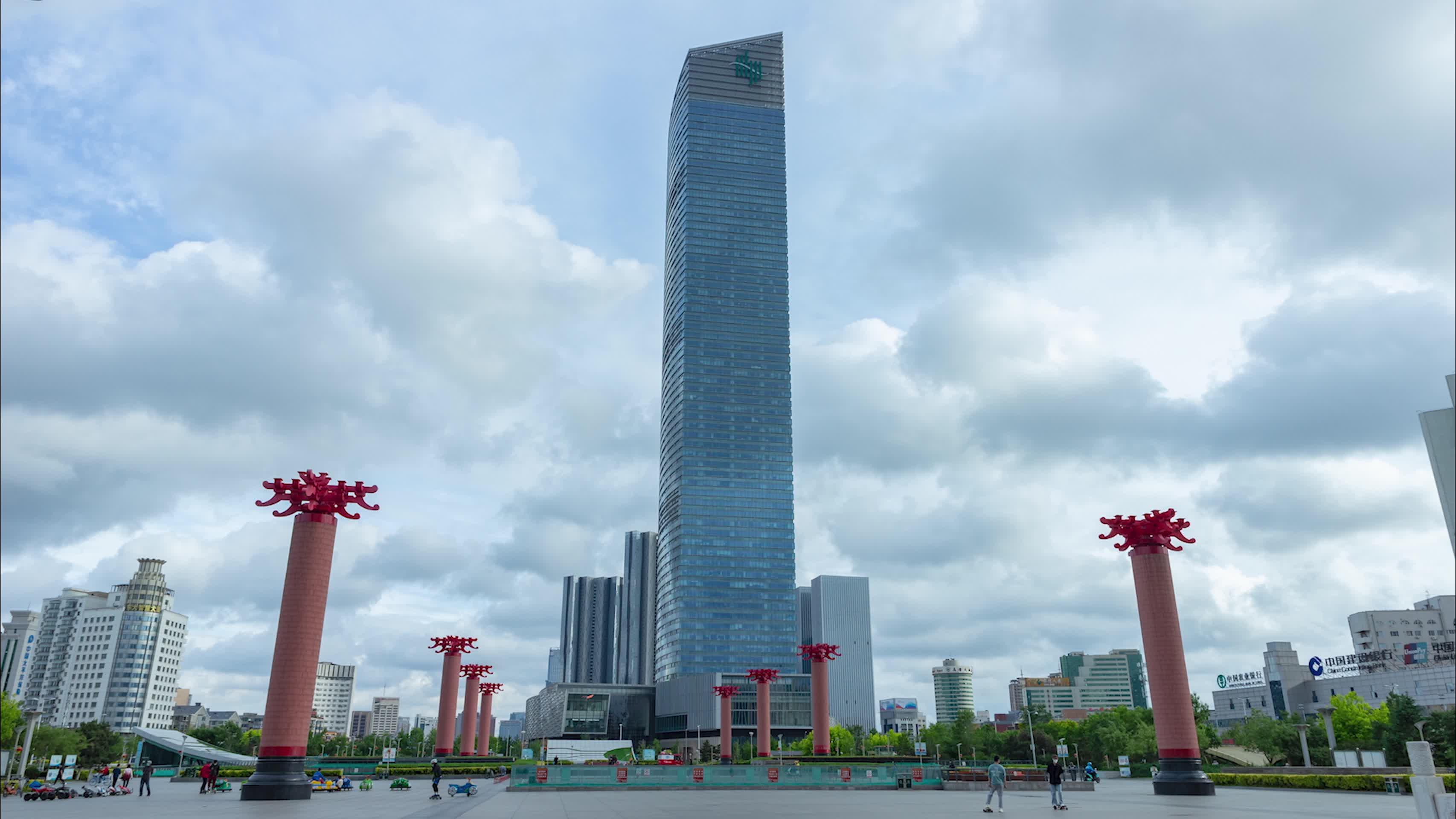 沈阳市政府广场恒隆大厦乌云白云蓝天视频的预览图