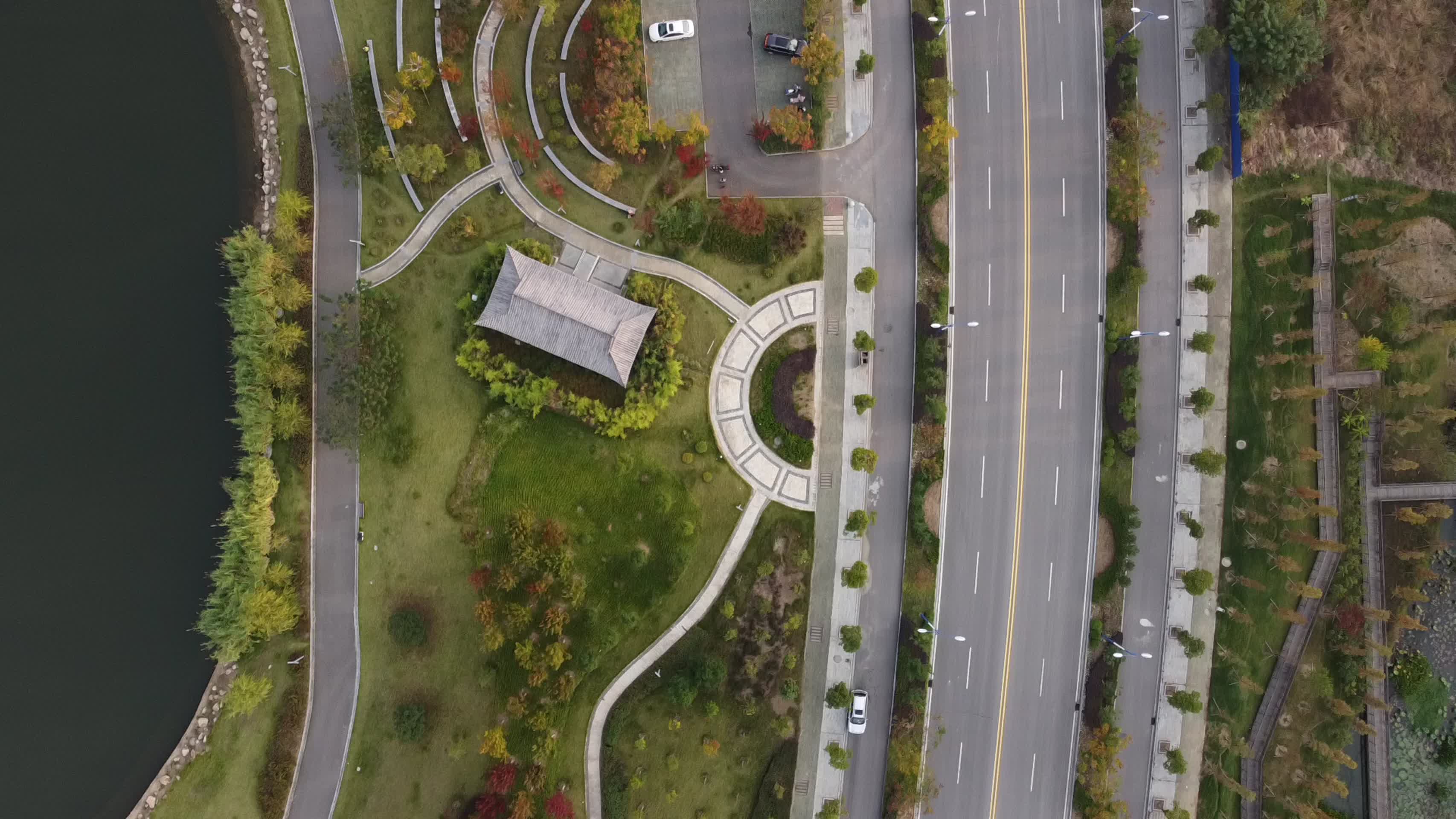 航拍湖北城市交通视频的预览图