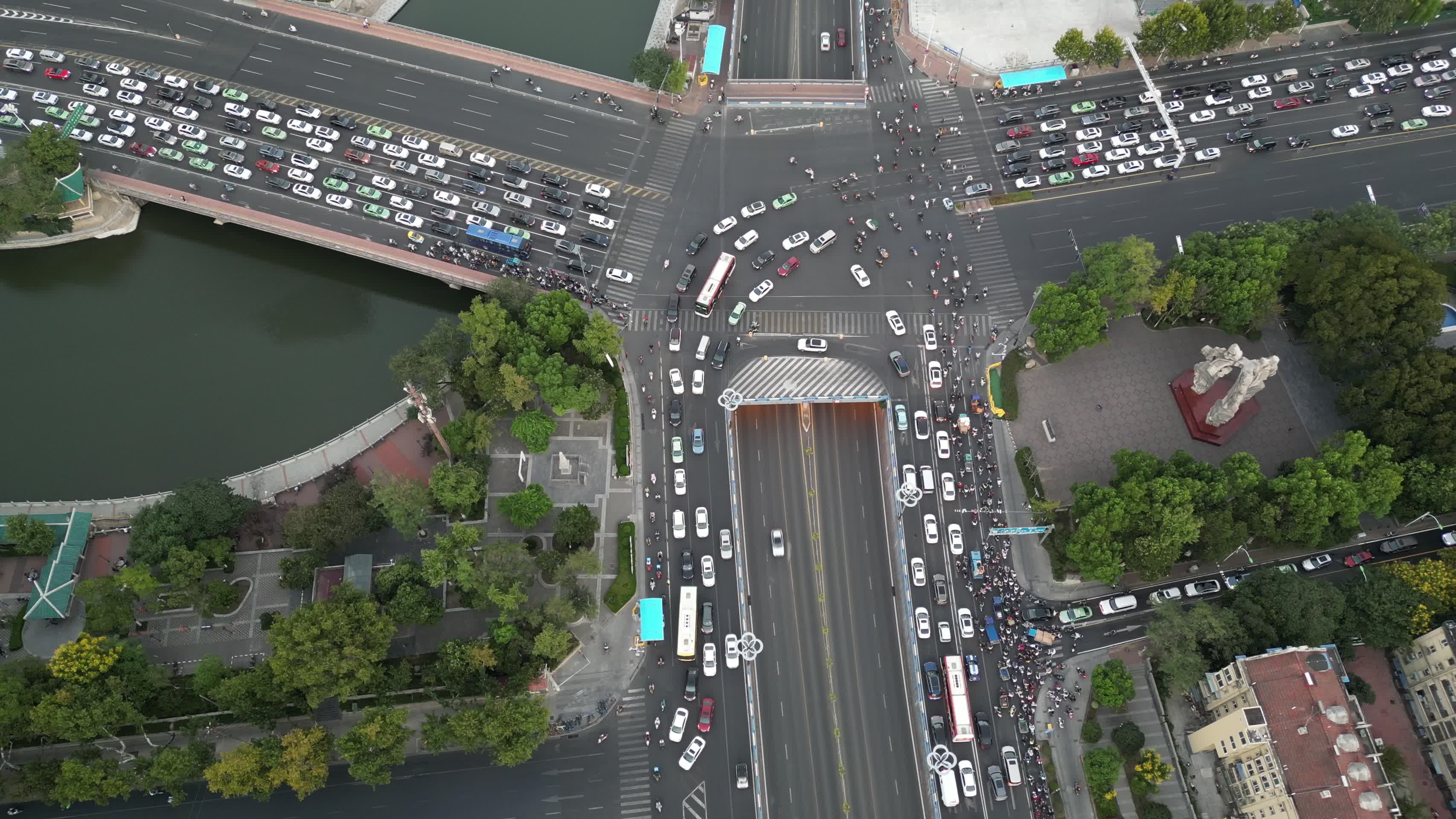 安徽合肥城市拥堵交通航拍视频的预览图