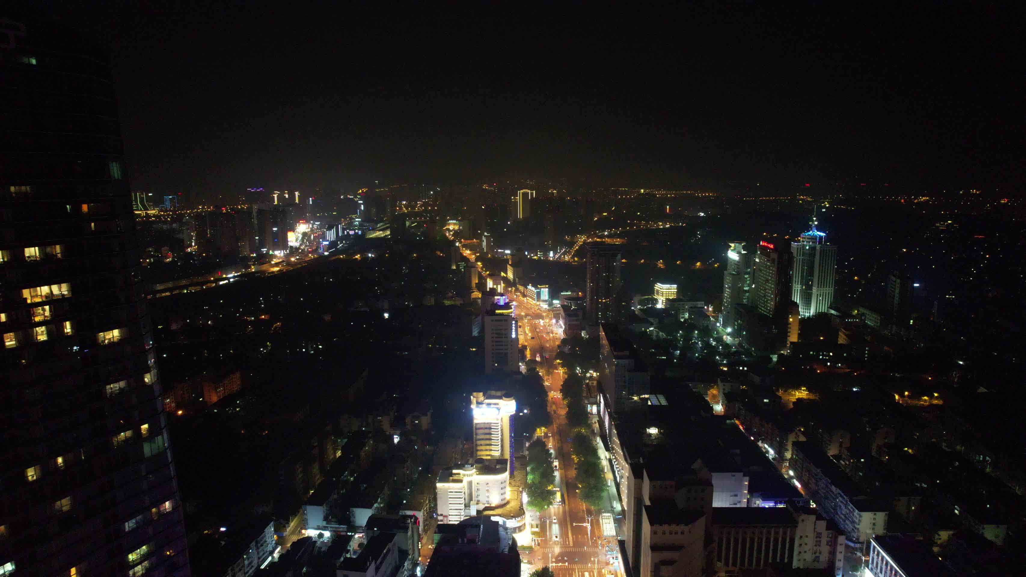 江苏镇江苏宁广场夜景灯光航拍视频的预览图