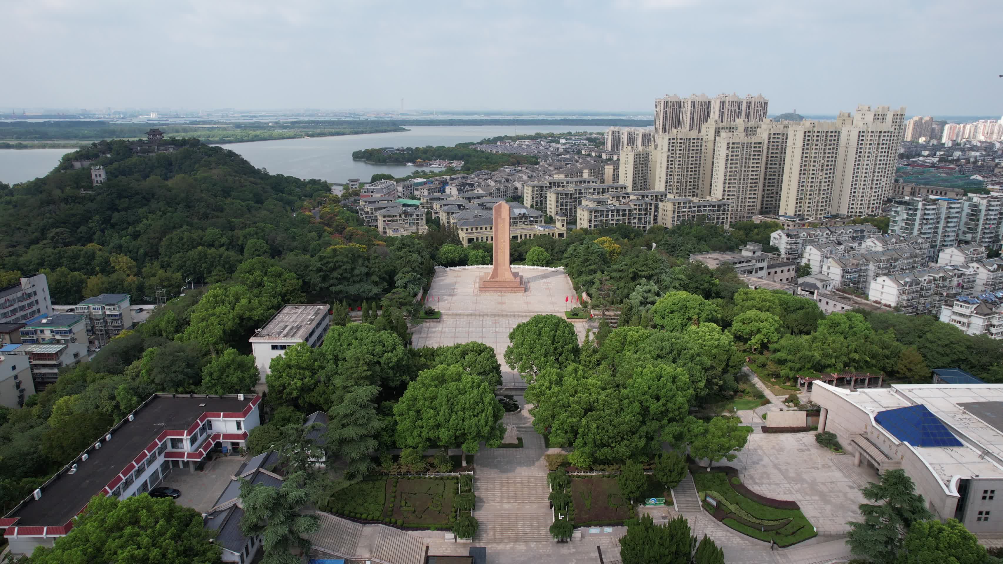 江苏镇江烈士纪念碑航拍视频的预览图