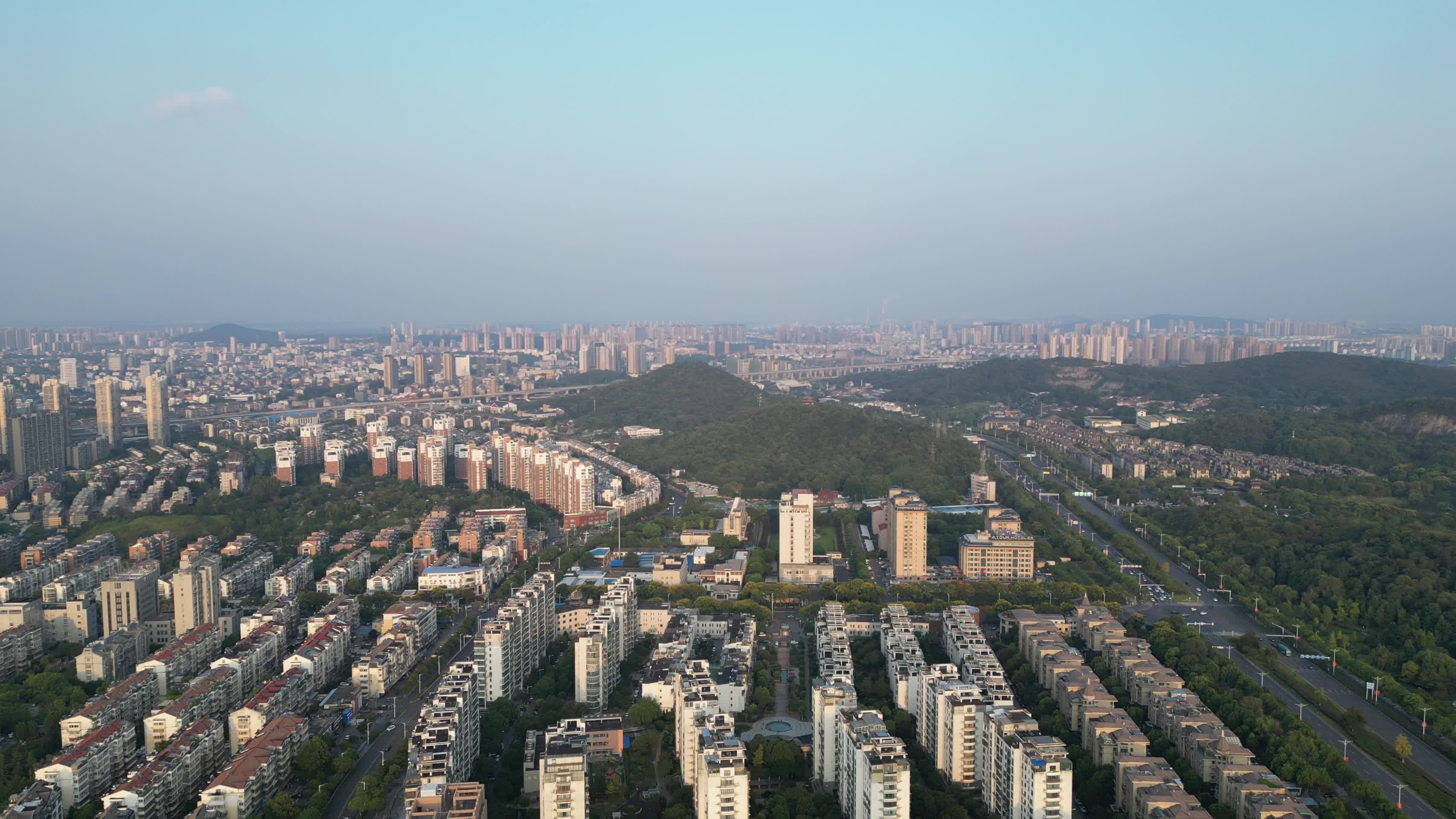 江苏镇江城市风光航拍视频的预览图