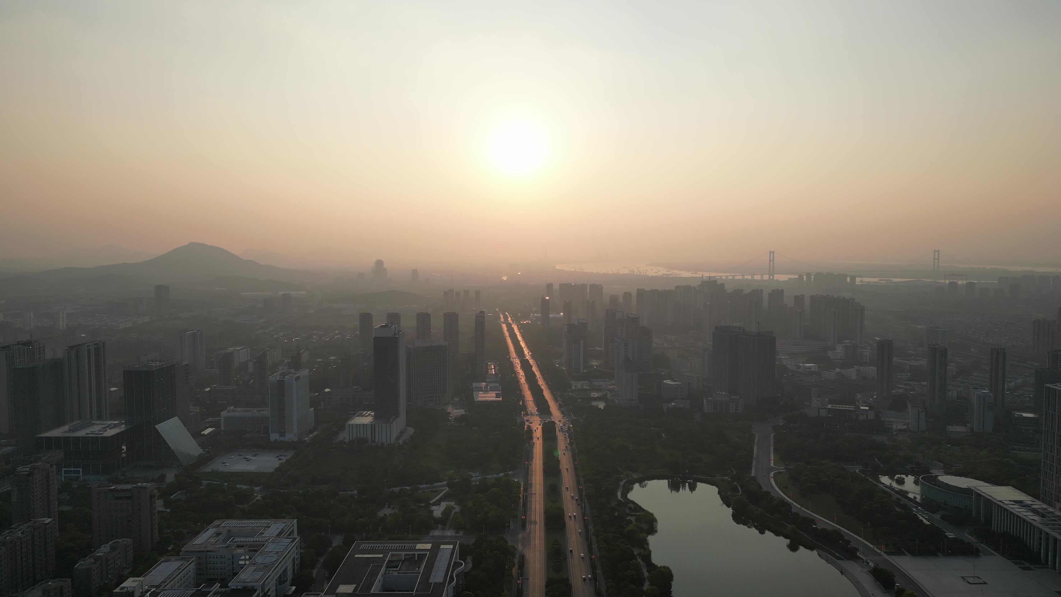 江苏镇江城市交通航拍视频的预览图