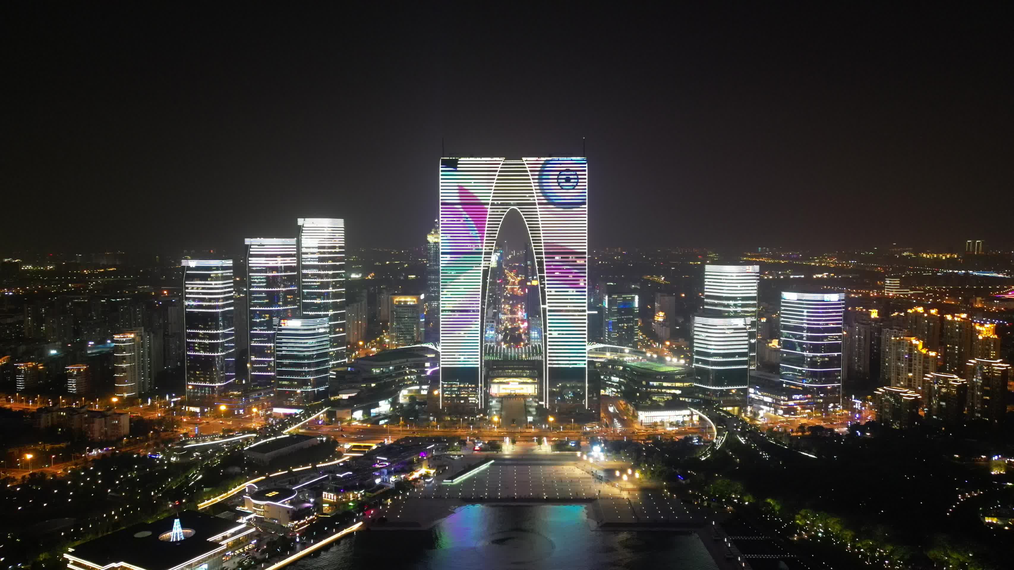 江苏苏州之门夜景灯光航拍视频的预览图