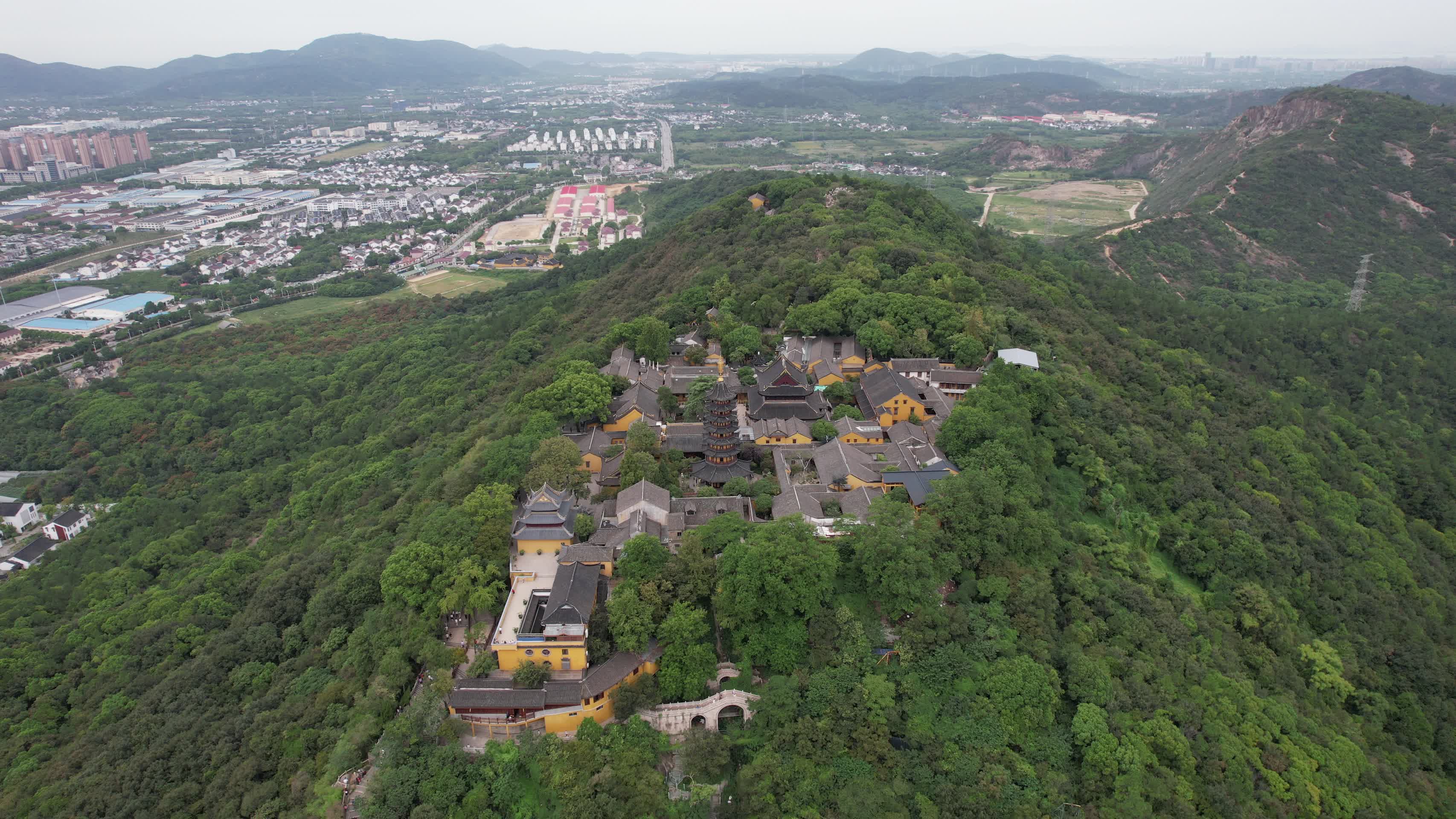 江苏苏州苏州灵岩山风景区航拍视频的预览图