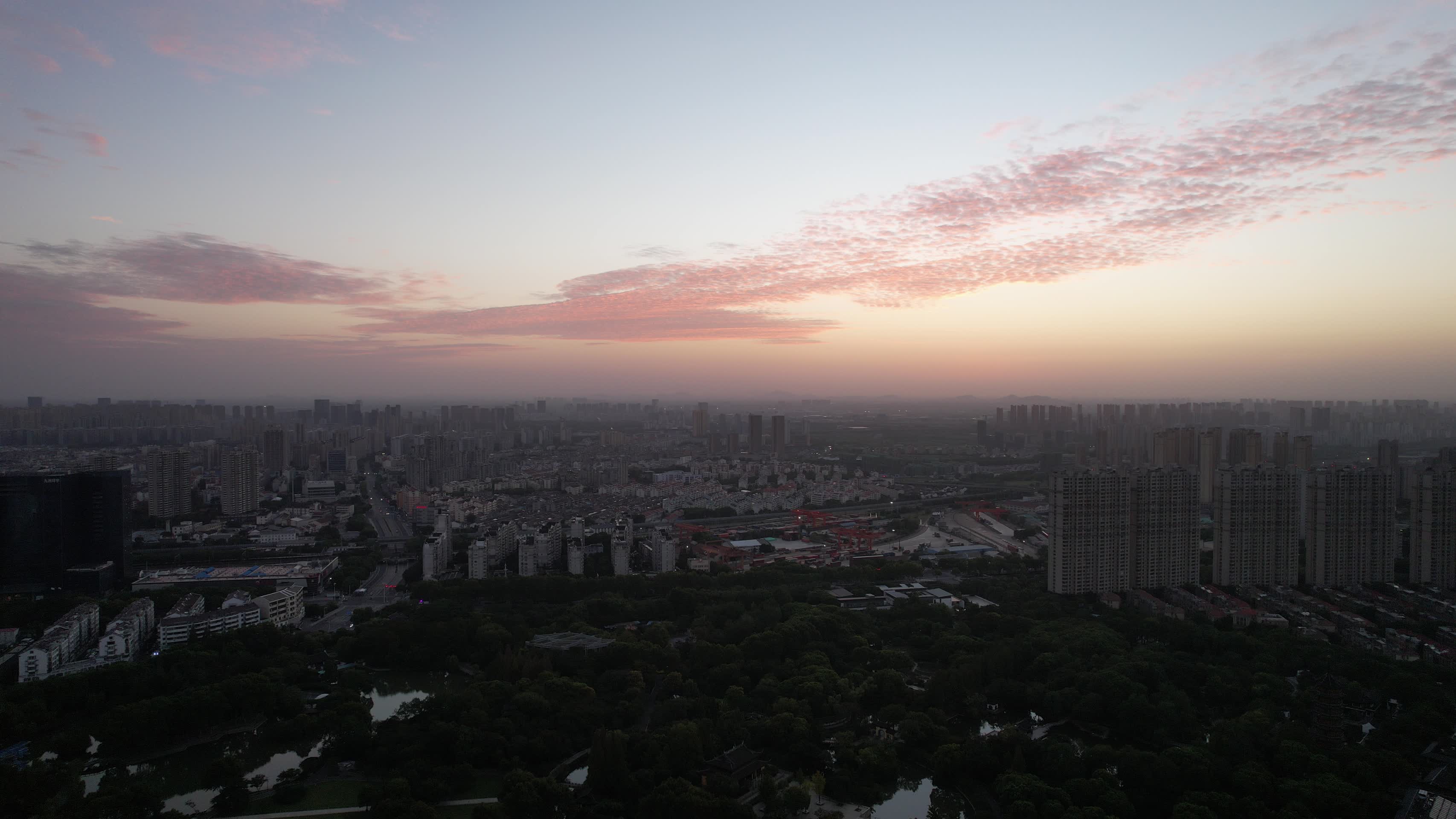 江苏常州城市日落晚霞夕阳航拍视频的预览图