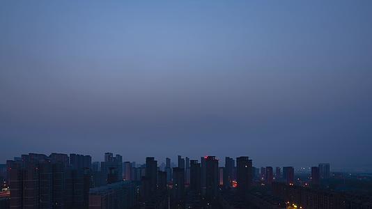 城市建筑天际线夜晚到清晨日出雾霾云雾视频的预览图