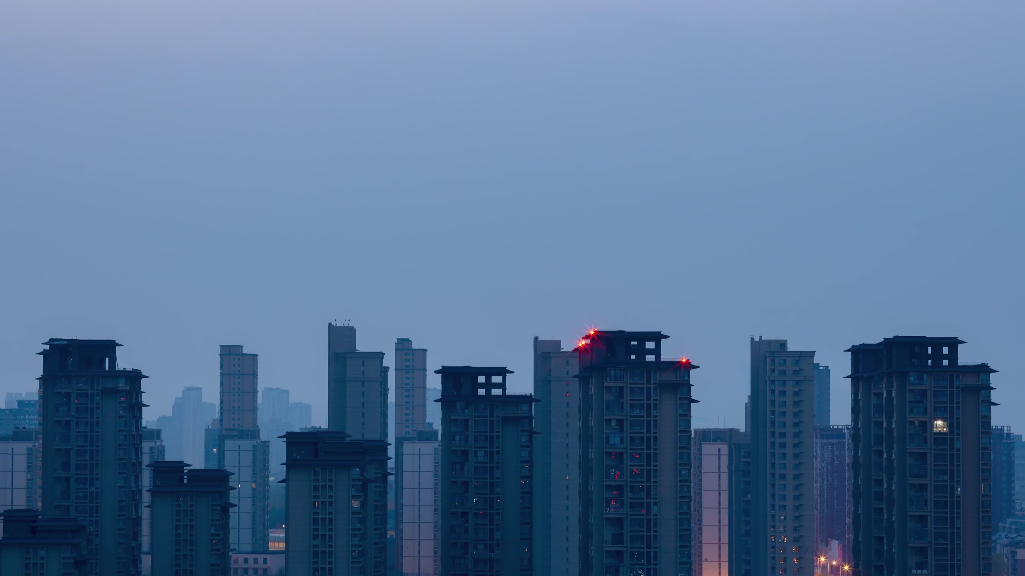 城市建筑夜晚到清晨日出雾霾云雾视频的预览图