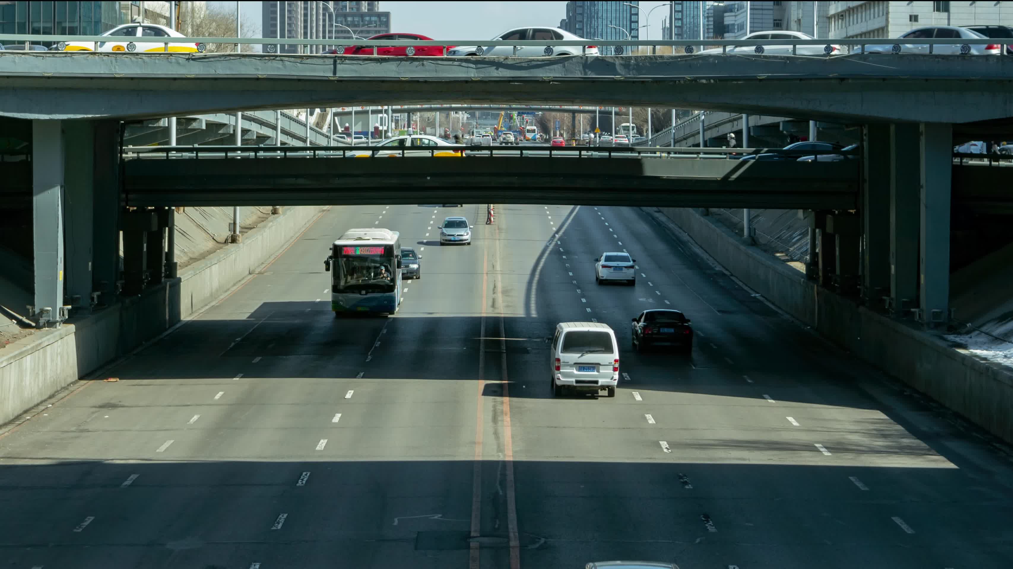 城市立交桥天桥行人车辆快格视频的预览图