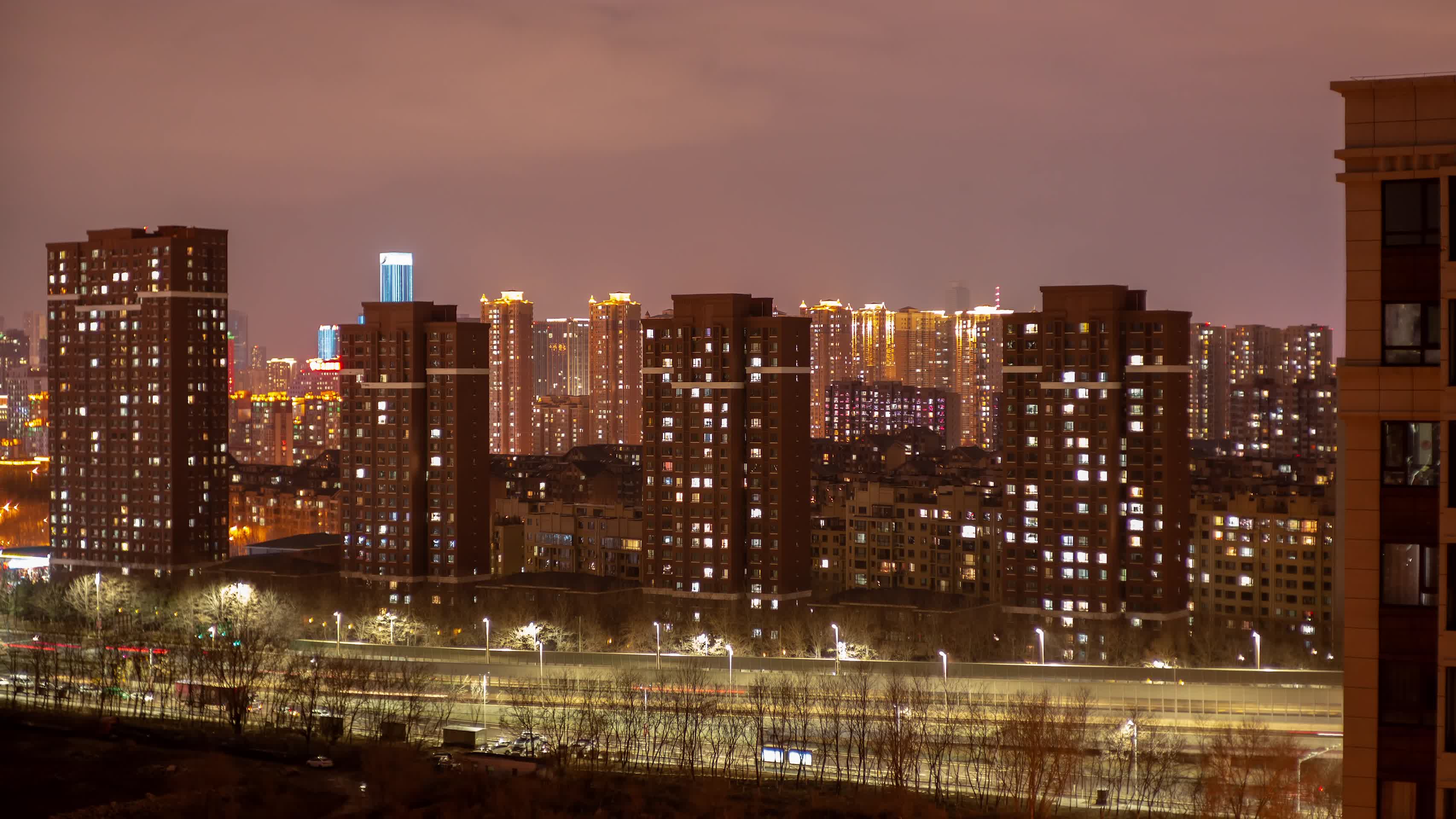 城市建筑楼群天际线灯光夜景延时摄影视频的预览图