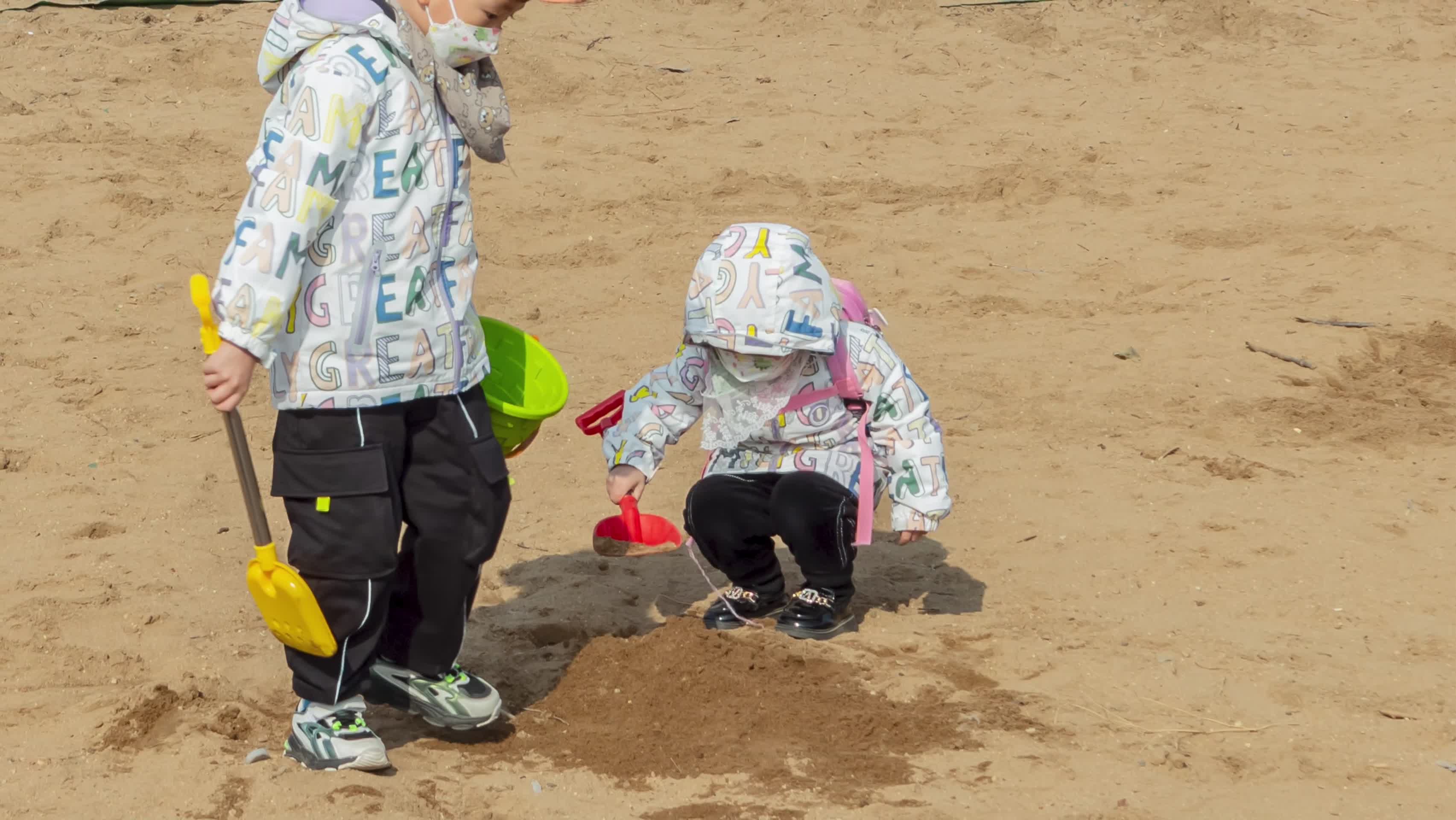 沙坑玩沙子挖沙子小朋友小孩视频的预览图
