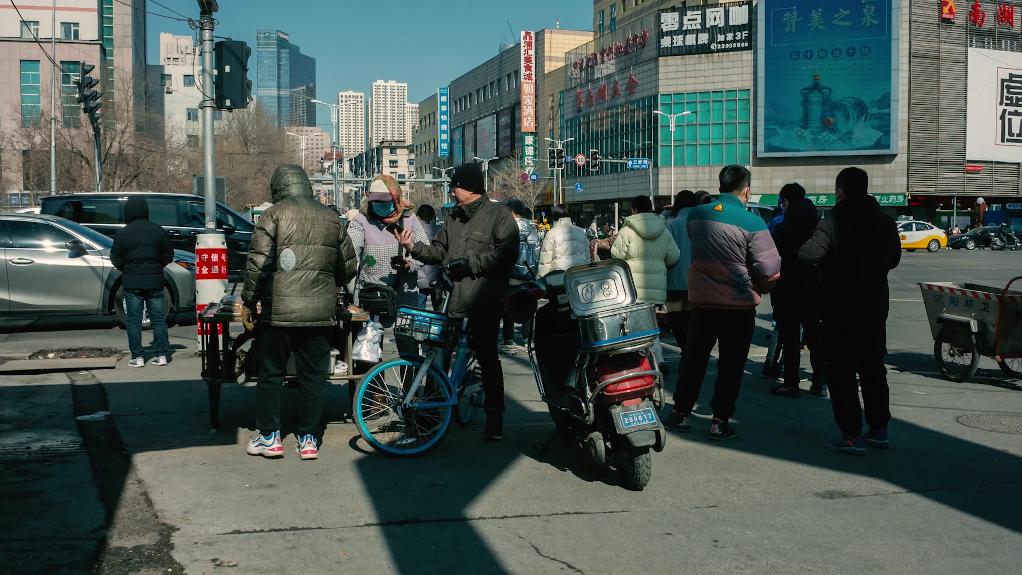 城市街道路口天桥商贩行人快递员抽帧效果视频的预览图