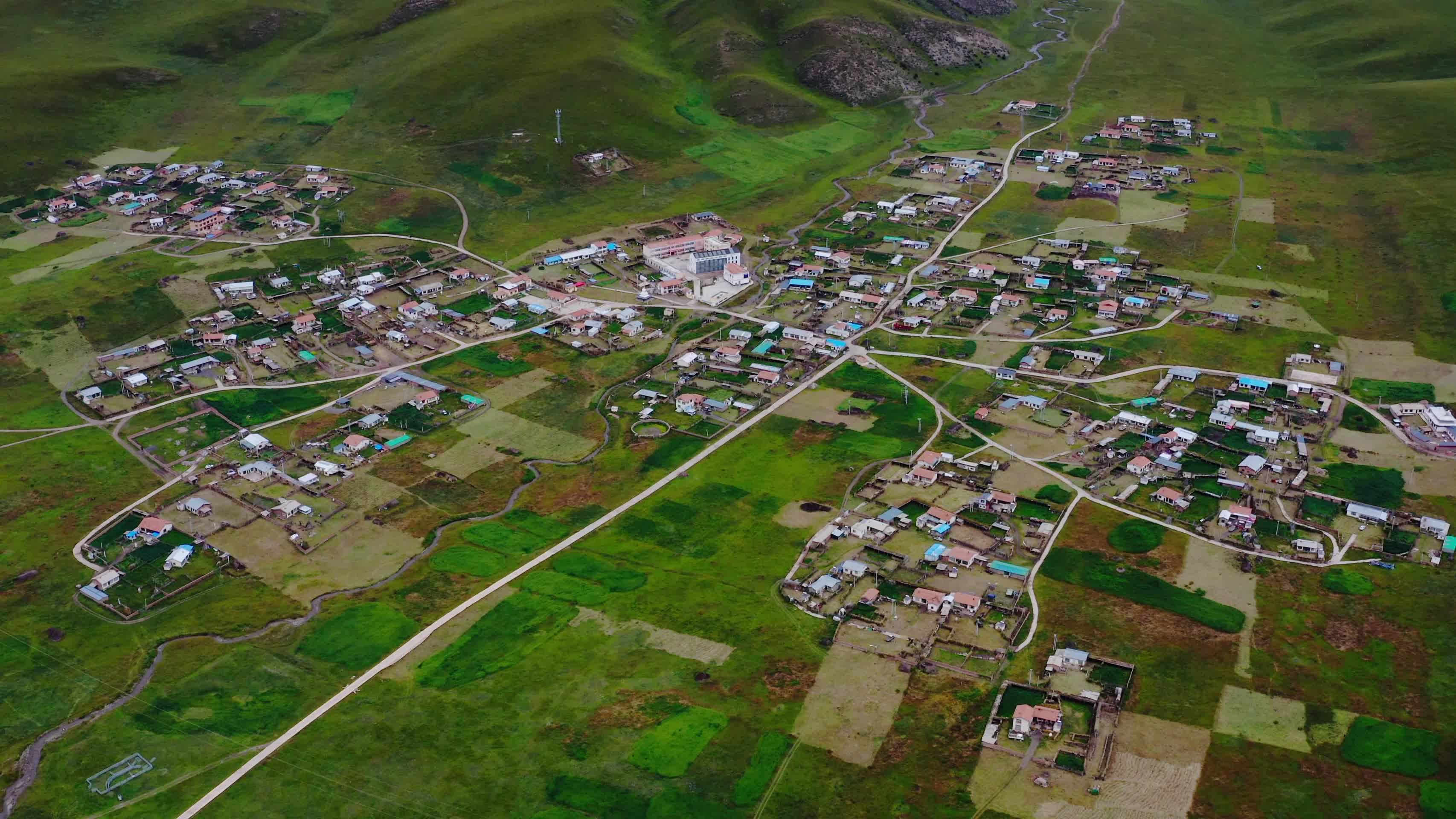 若尔盖草原上的村落视频的预览图