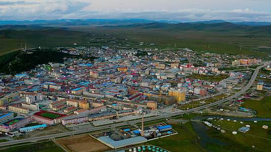 青海阿坝藏族自治州若尔盖县城市风貌视频的预览图