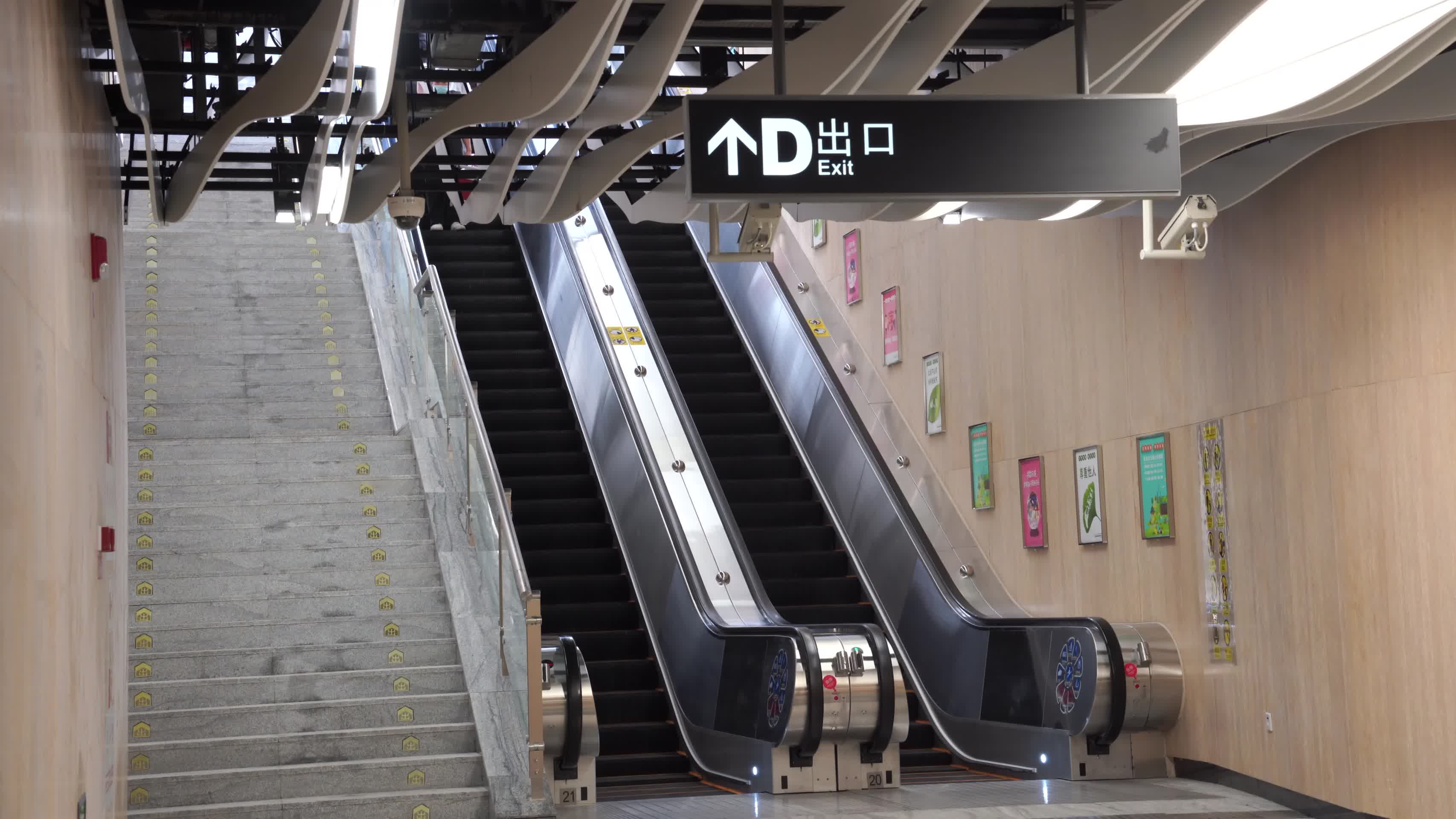 广州彩虹桥地铁站高峰期视频的预览图