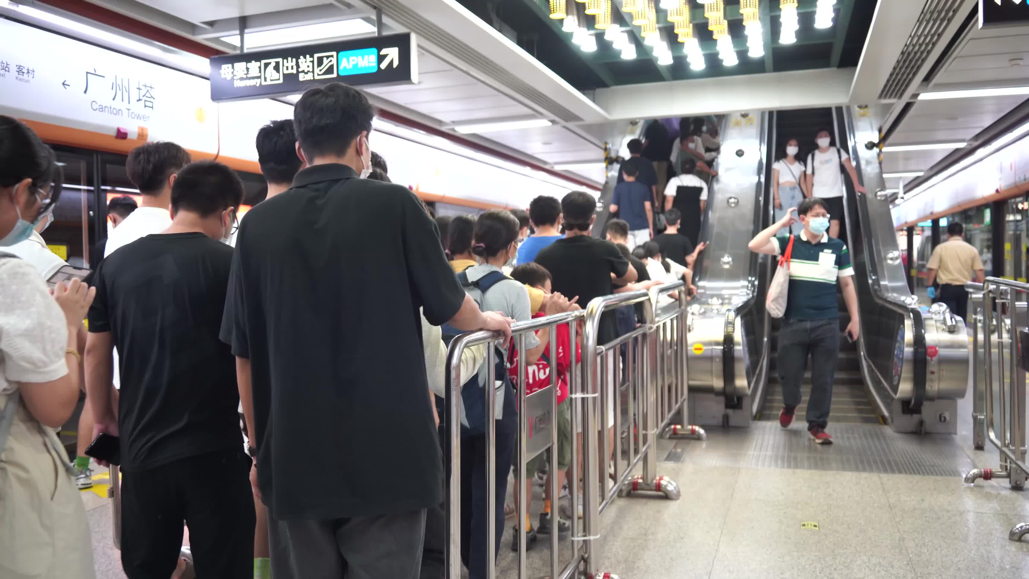 广州彩虹桥地铁站高峰期视频的预览图