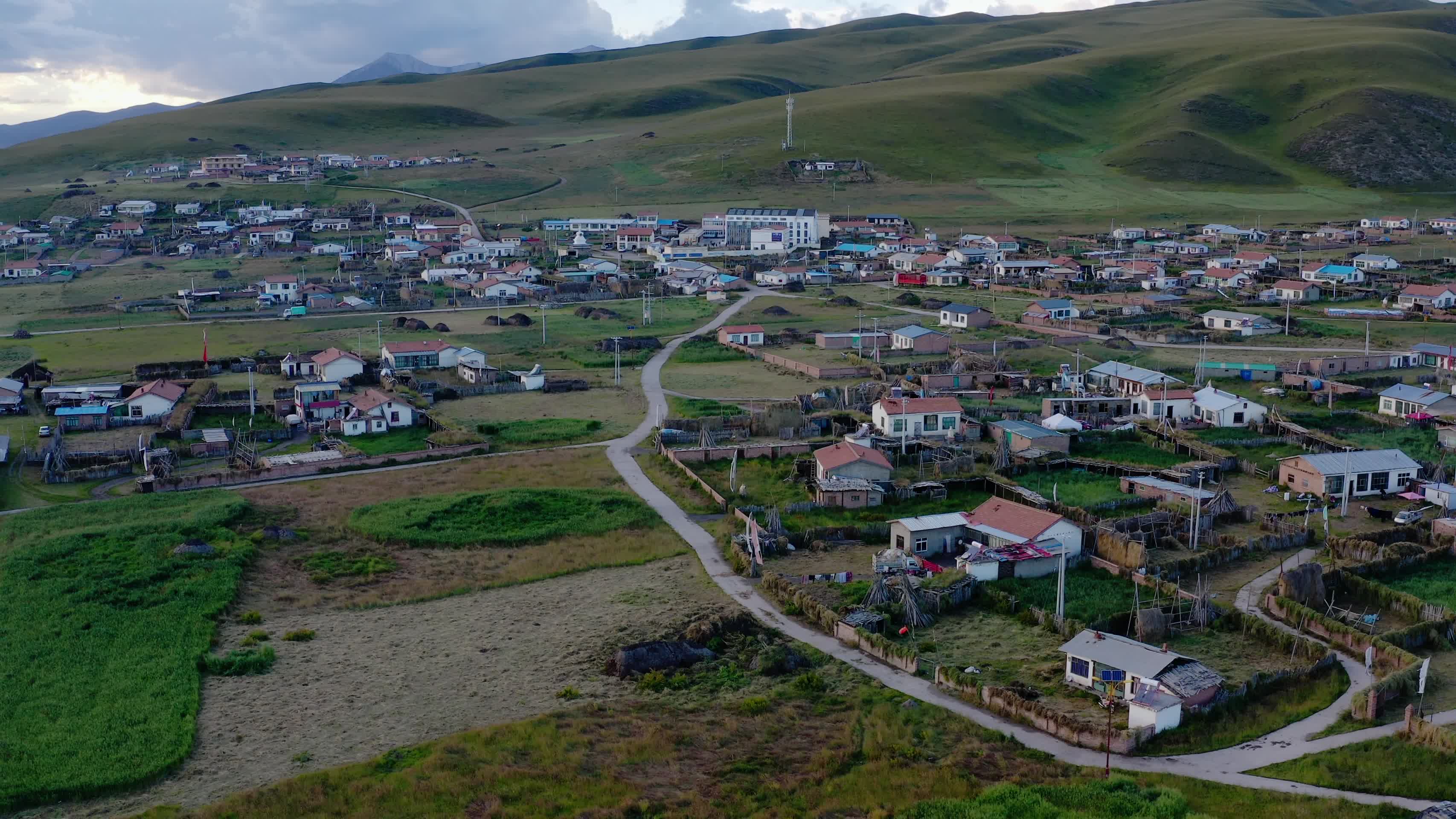 若尔盖草原上的村落视频的预览图