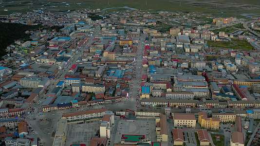 青海阿坝藏族自治州若尔盖县城市风貌视频的预览图