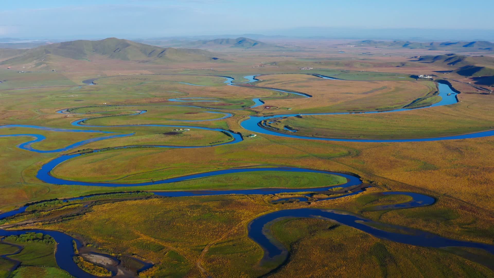 若尔盖草原上的河流视频的预览图