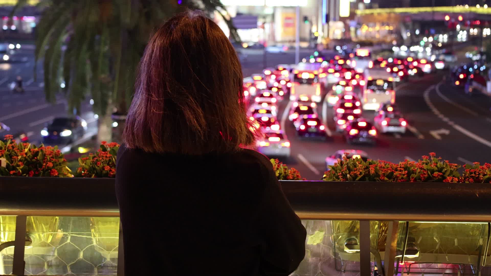 夜晚站在城市街道的女人背影视频的预览图