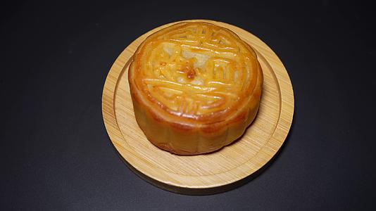 莲蓉月饼中秋传统糕点赏月视频的预览图
