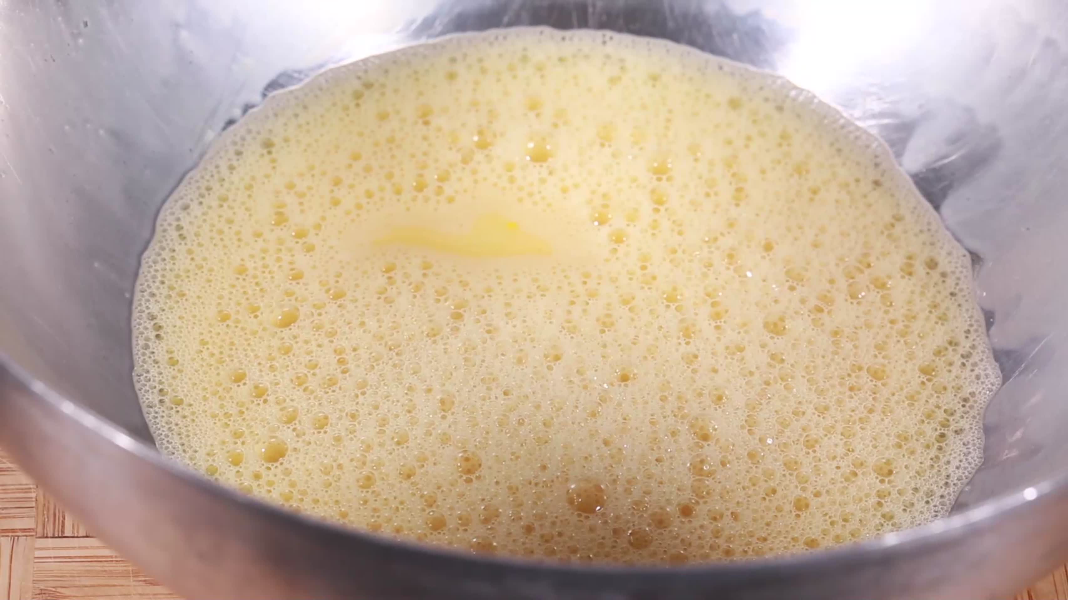 镜头合集打蛋器发鸡蛋制作甜点视频的预览图