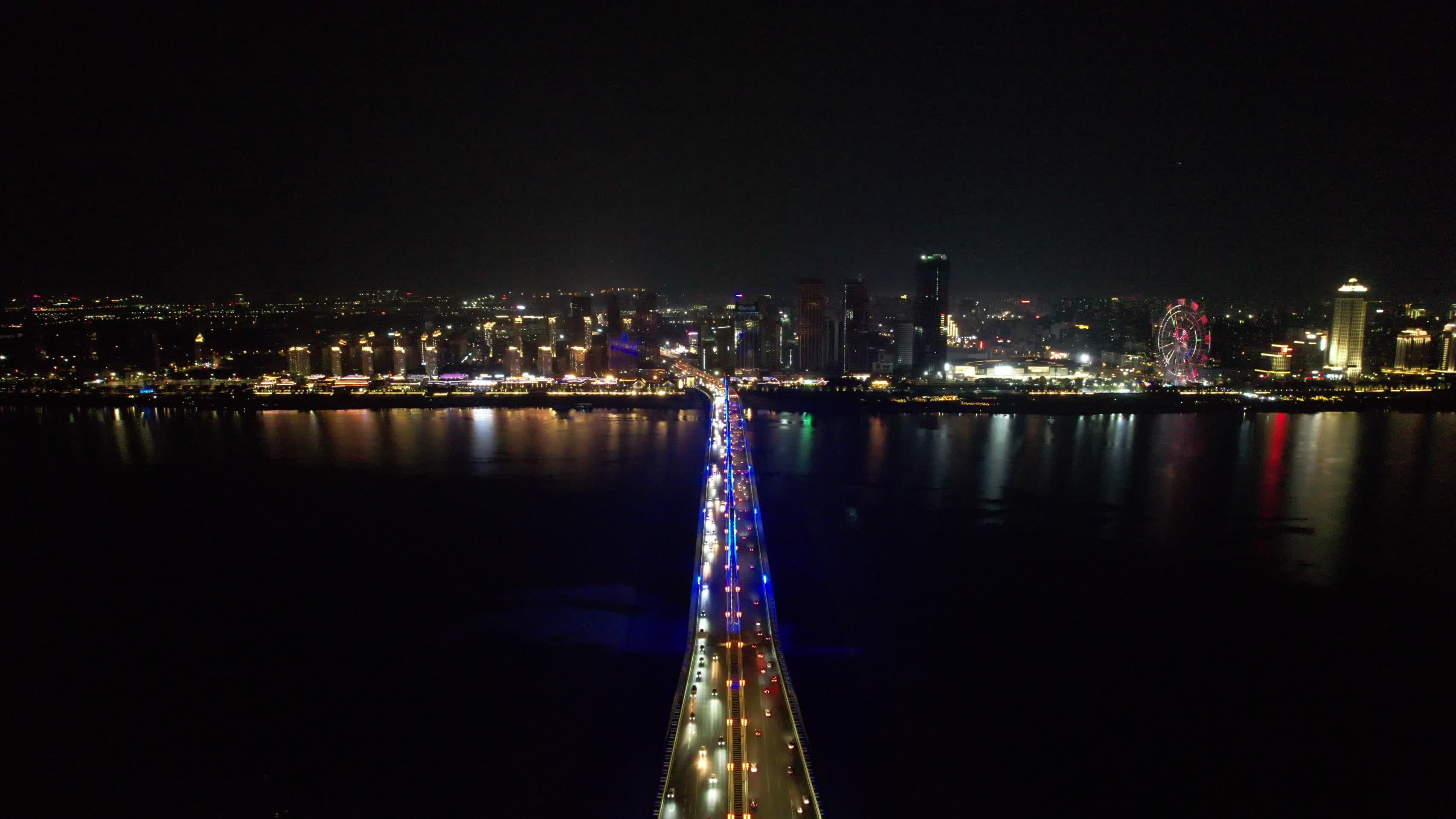 江西南昌朝阳大桥夜景灯光航拍视频的预览图