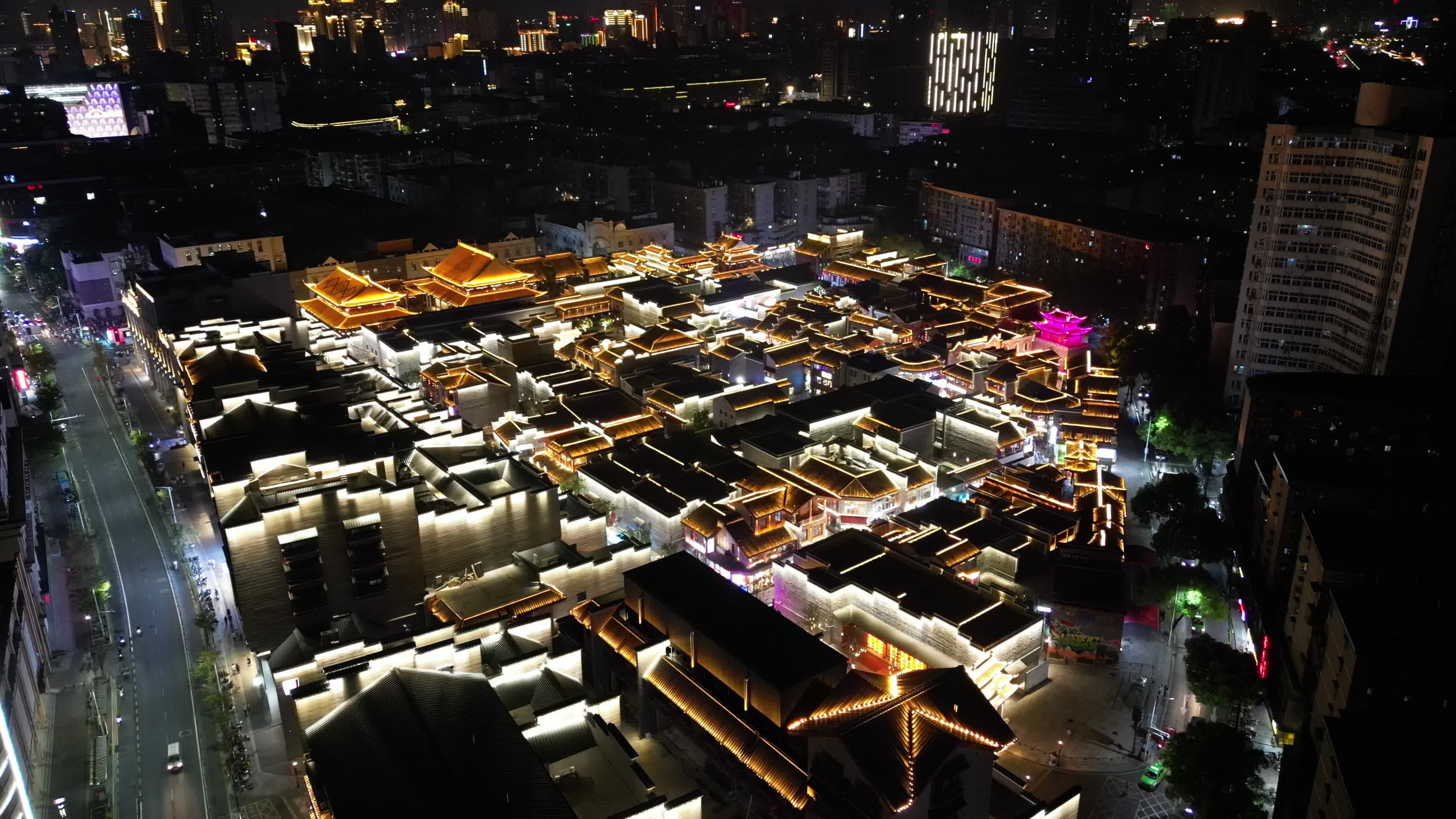 江西南昌万寿宫历史文化街区夜景灯光航拍视频的预览图