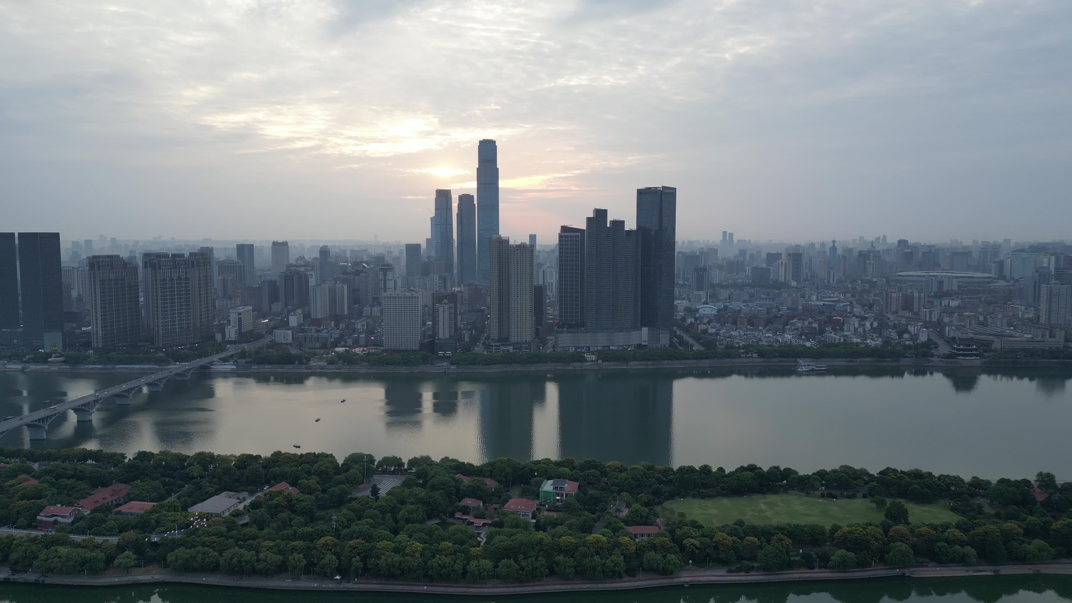 湖南长沙国金中心日出航拍视频的预览图
