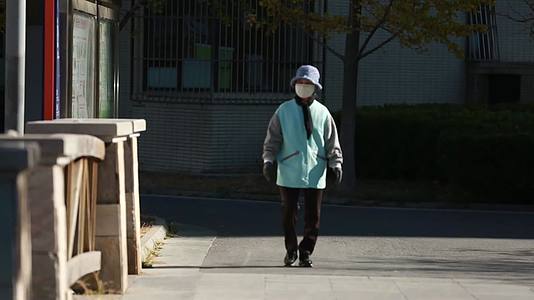 镜头合集老人秋冬戴口罩外出散步视频的预览图