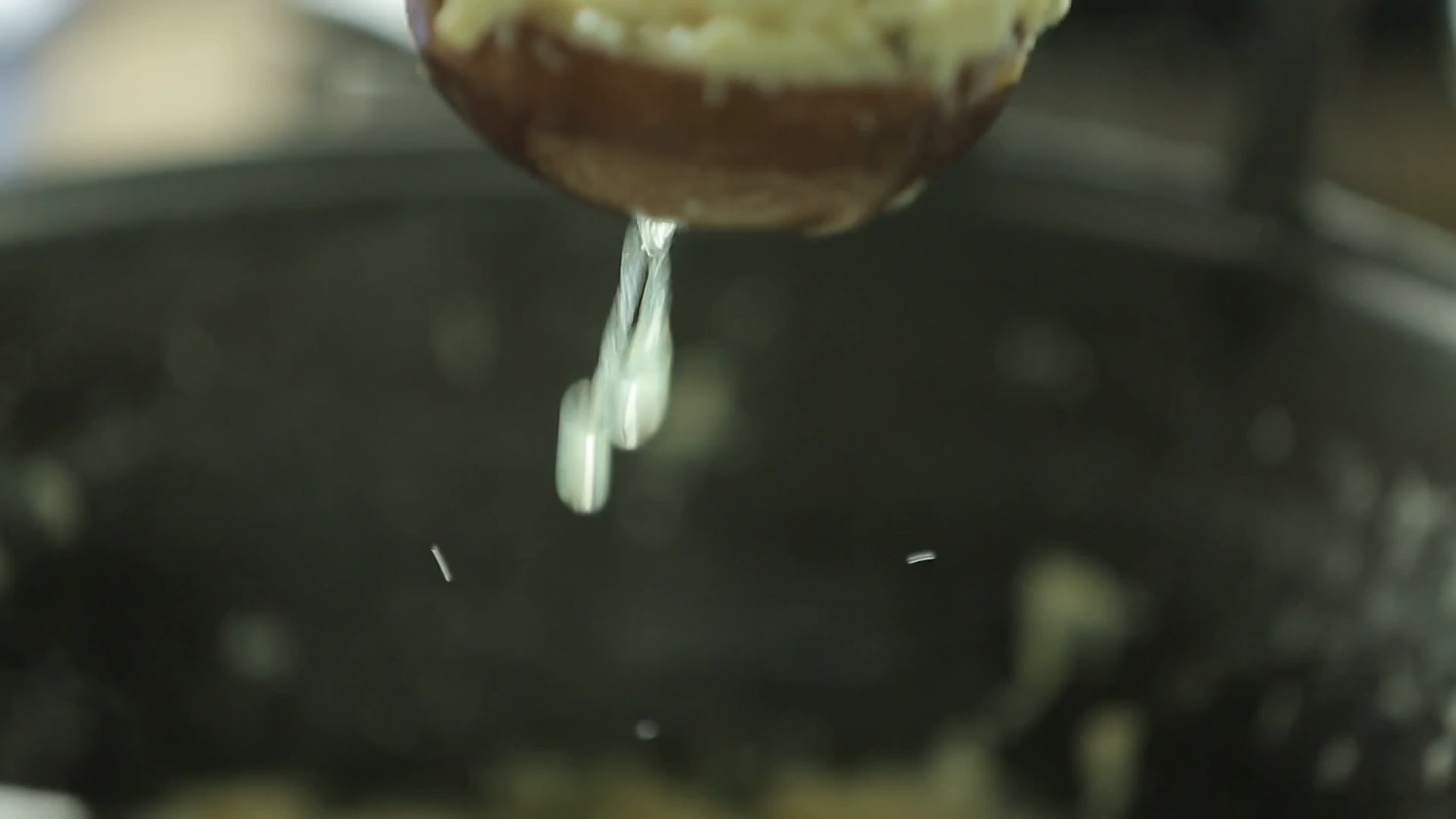 镜头合集卤水点豆腐古法豆腐沉淀过滤视频的预览图