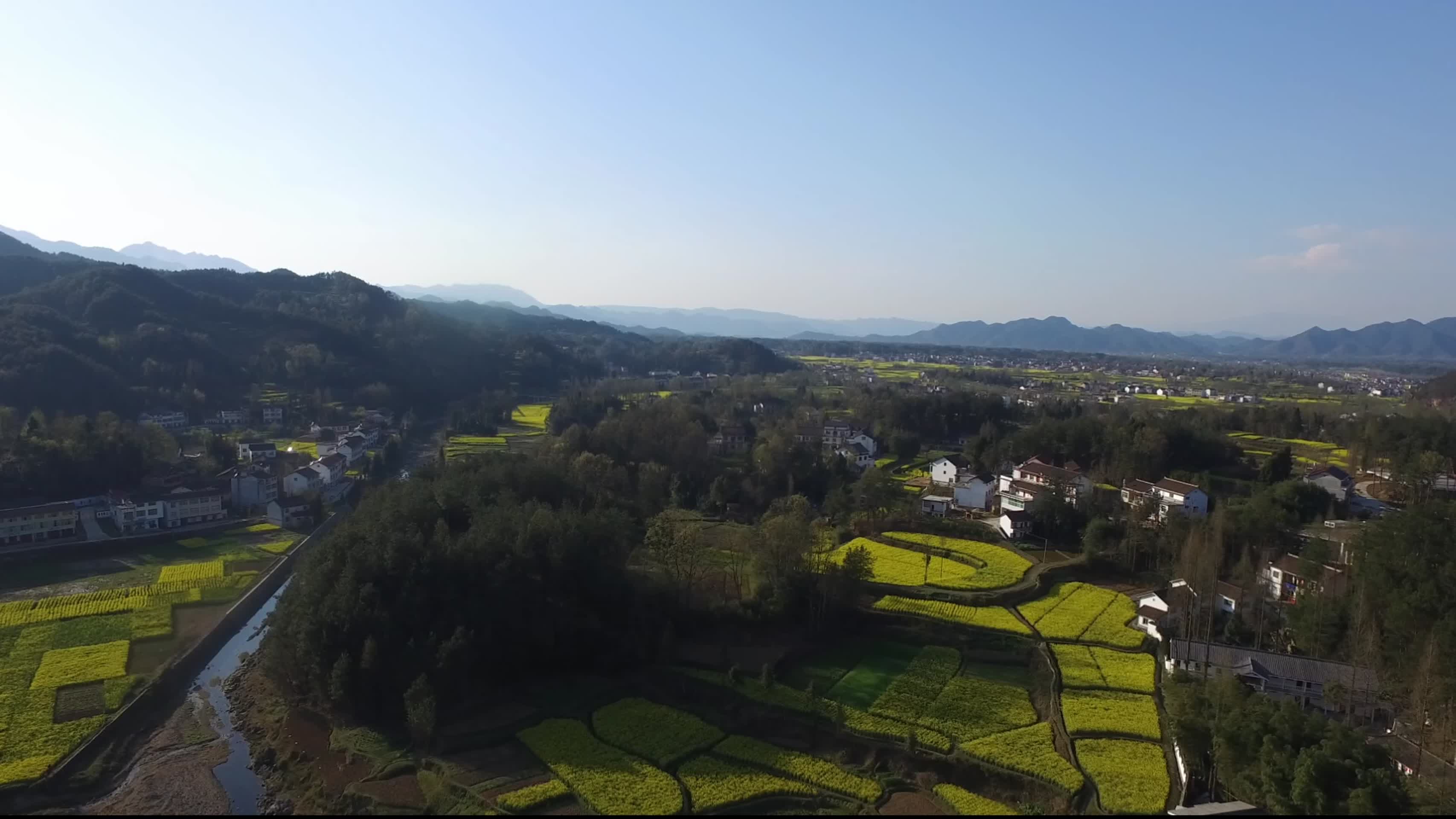 航拍陕西汉中盆地油菜花海小村庄视频的预览图
