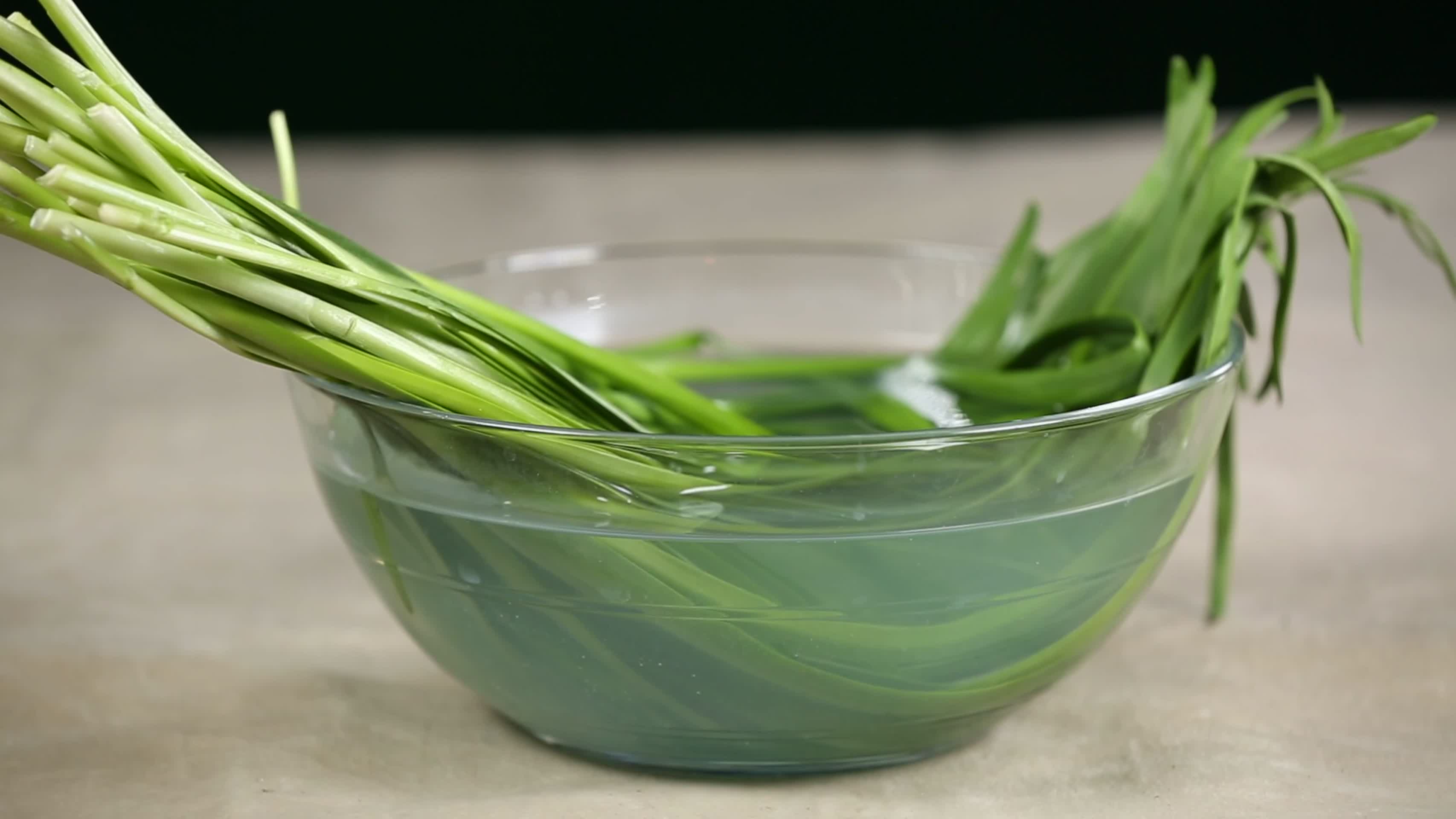 镜头合集清水清洗韭菜去农残浸泡韭菜视频的预览图