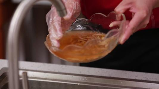 镜头合集清洗榨菜脱盐去除亚硝酸盐视频的预览图