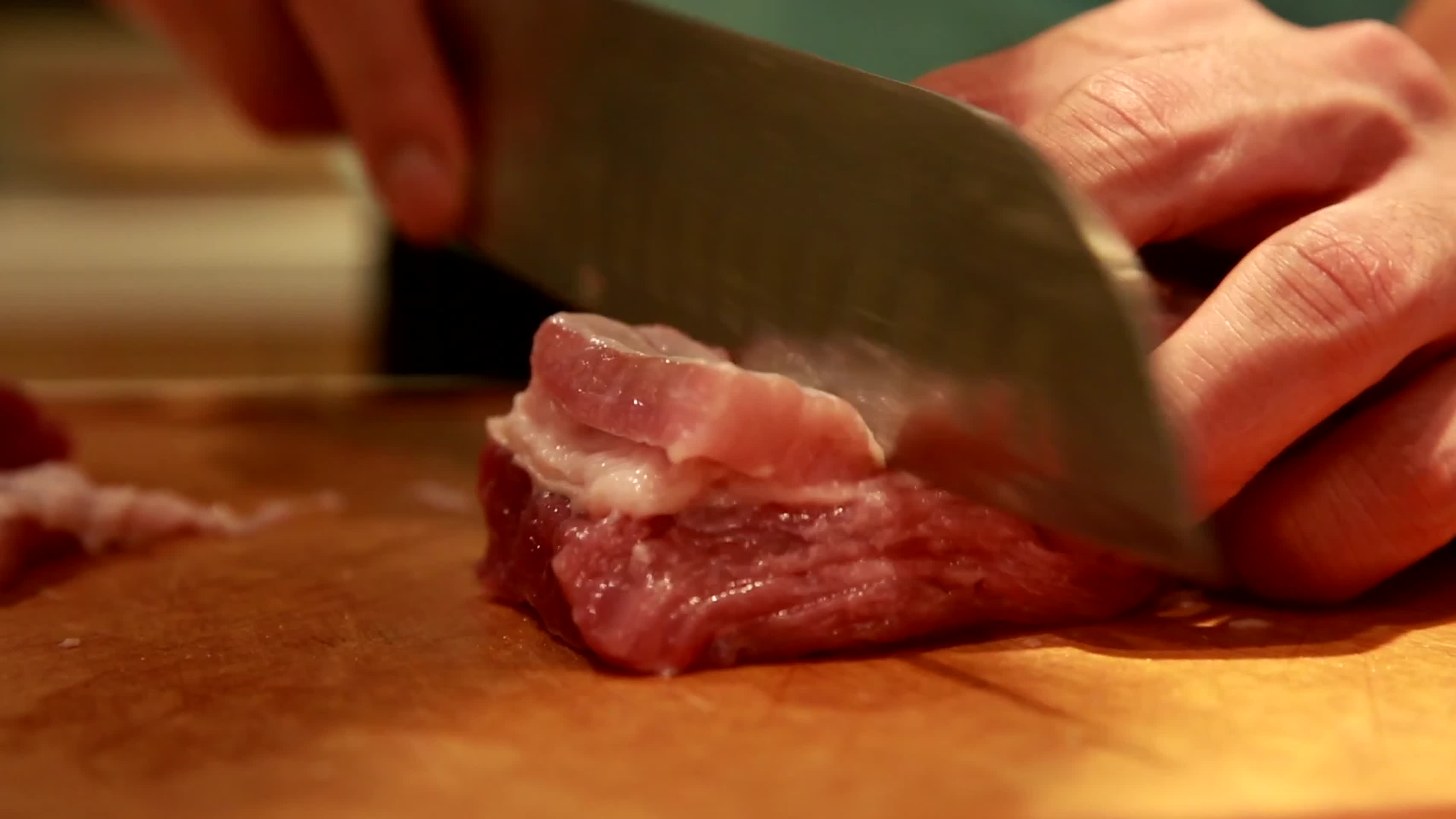 镜头合集切牛腩肉切牛肉视频的预览图