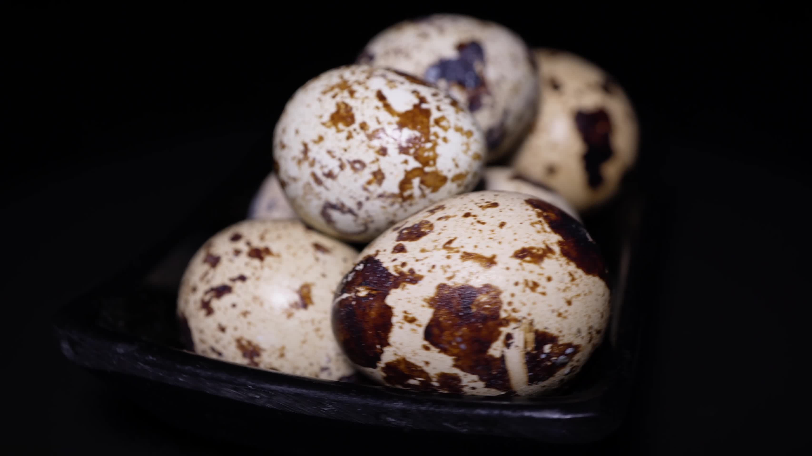 鹌鹑蛋磕鹌鹑蛋蛋黄打蛋液视频的预览图