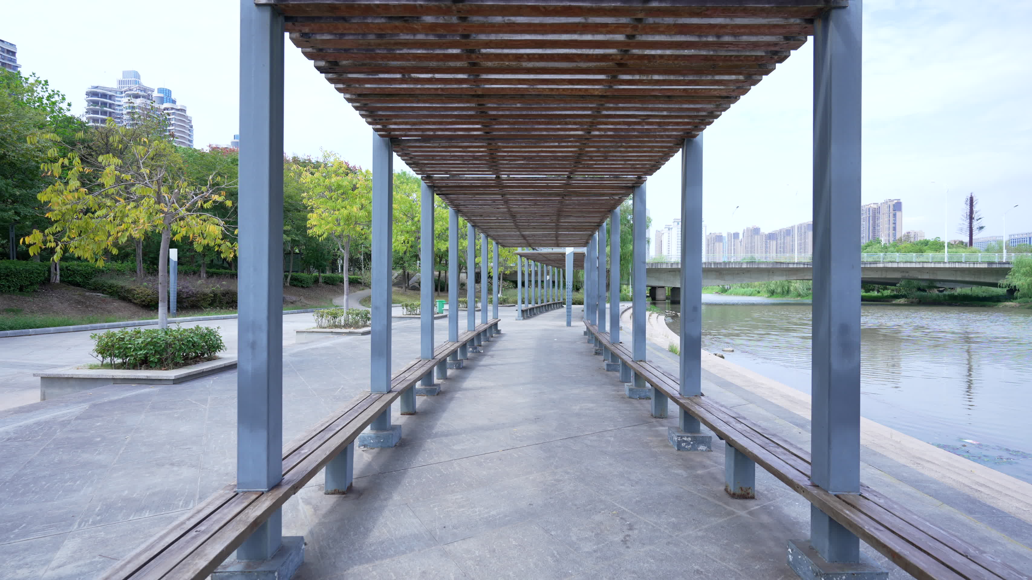 武汉国际博览中心中央水景公园河边走廊视频的预览图