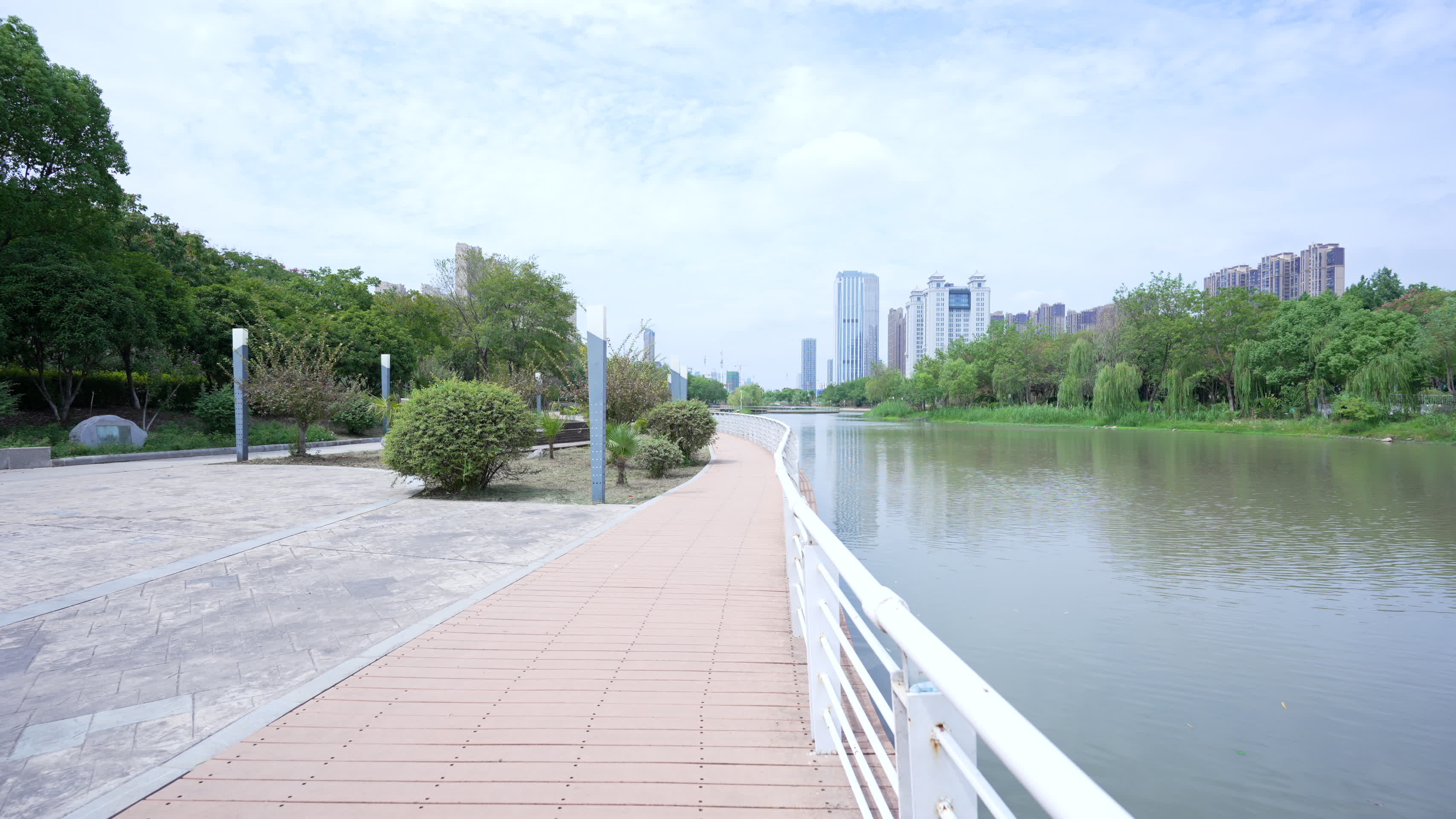 武汉国际博览中心中央水景公园河边散步视频的预览图