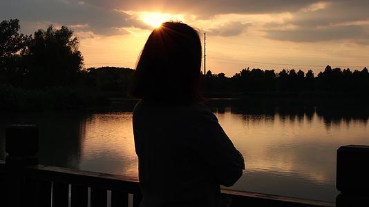 黄昏在公园湖边看风景的女人3段合集4K视频的预览图