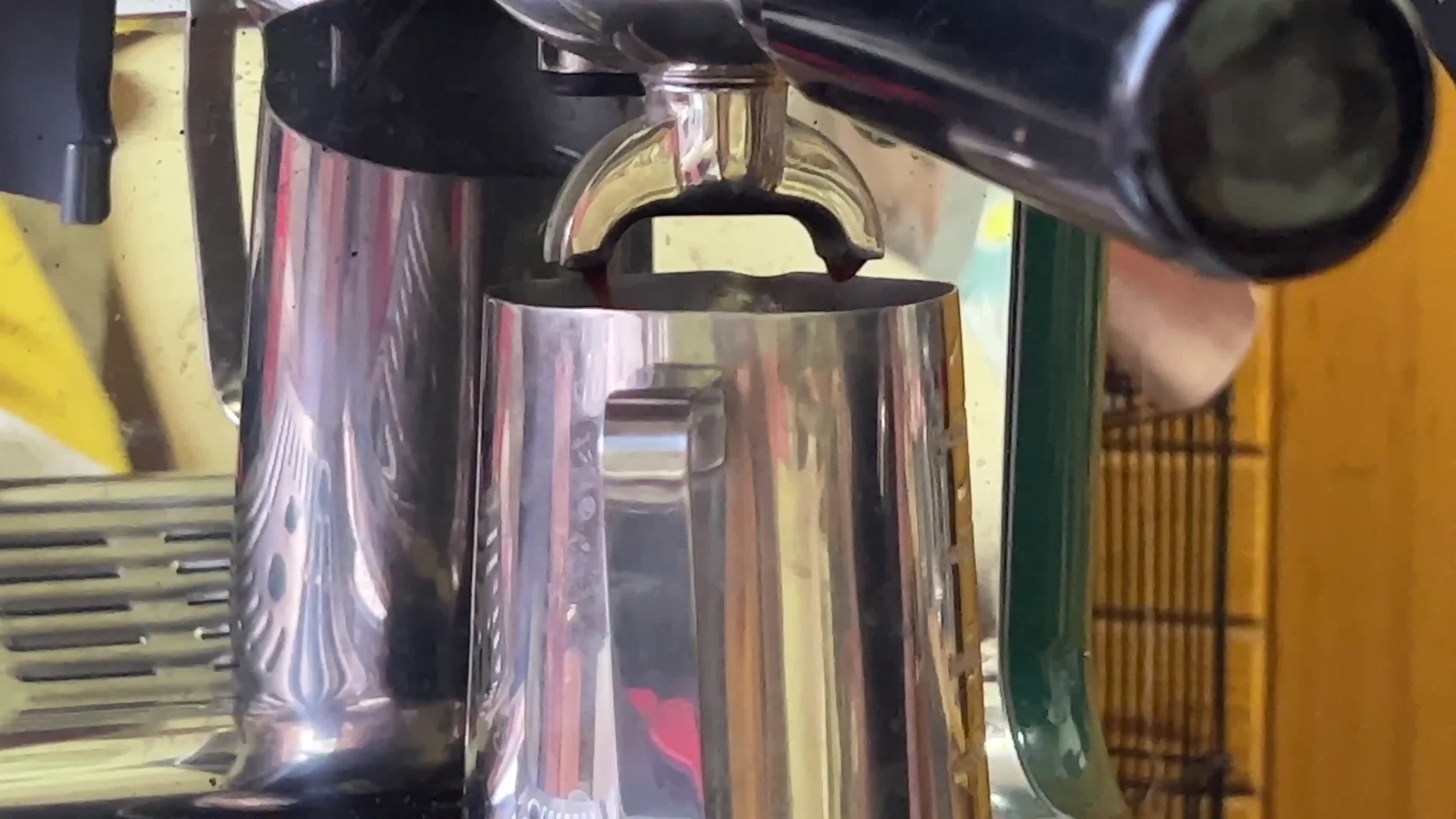 使用咖啡机制作拿铁咖啡视频的预览图