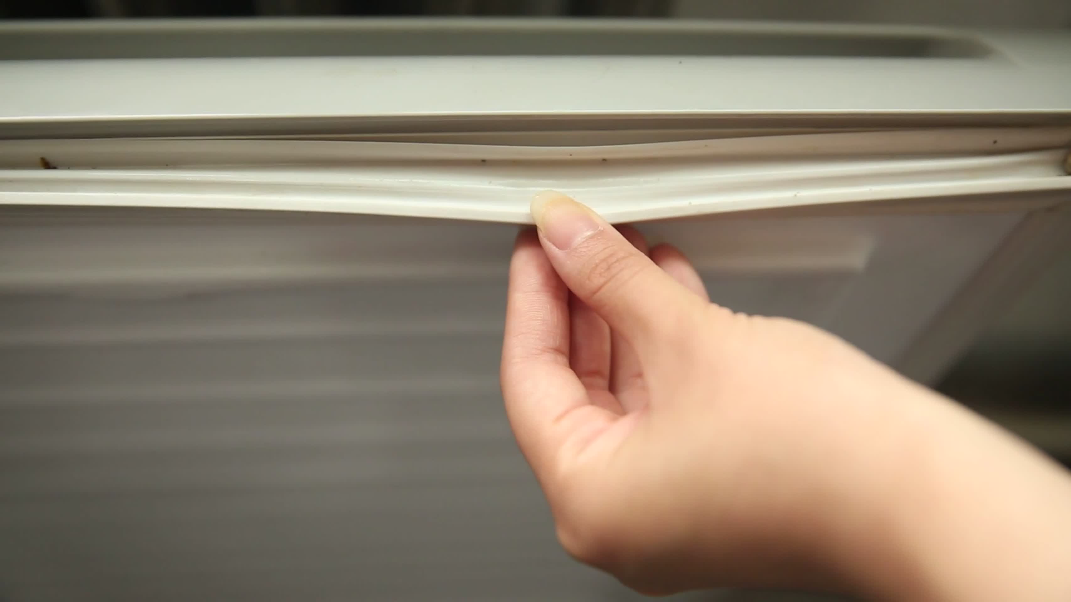 镜头合集棉签抹布清理冰箱密封条卫生死角视频的预览图