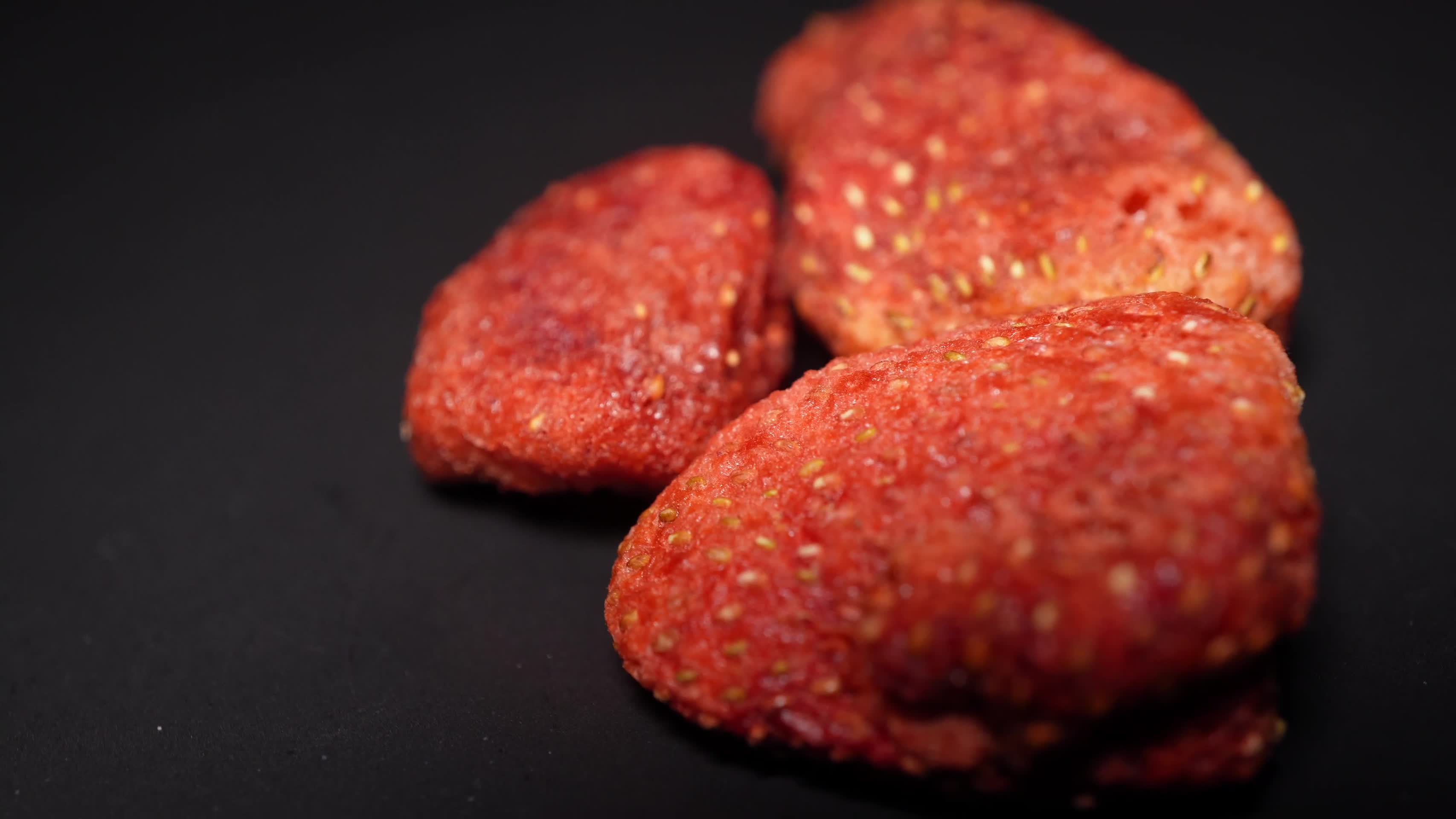 草莓冻干水果干酥脆视频的预览图
