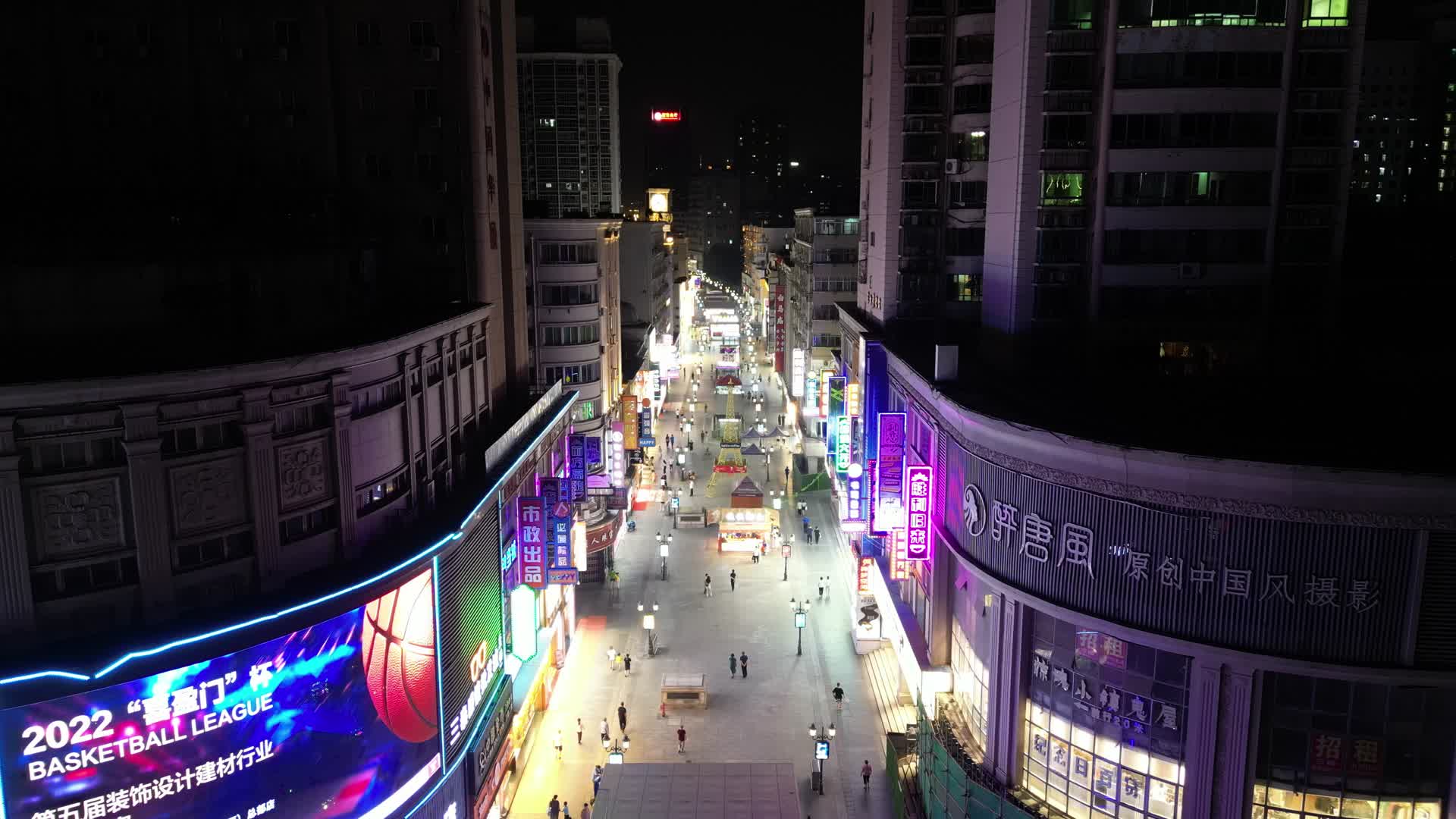 江西南昌胜利路步行街夜景灯光航拍视频的预览图