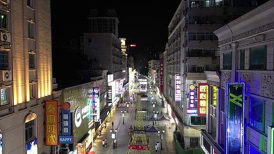 江西南昌胜利路步行街夜景灯光航拍视频的预览图