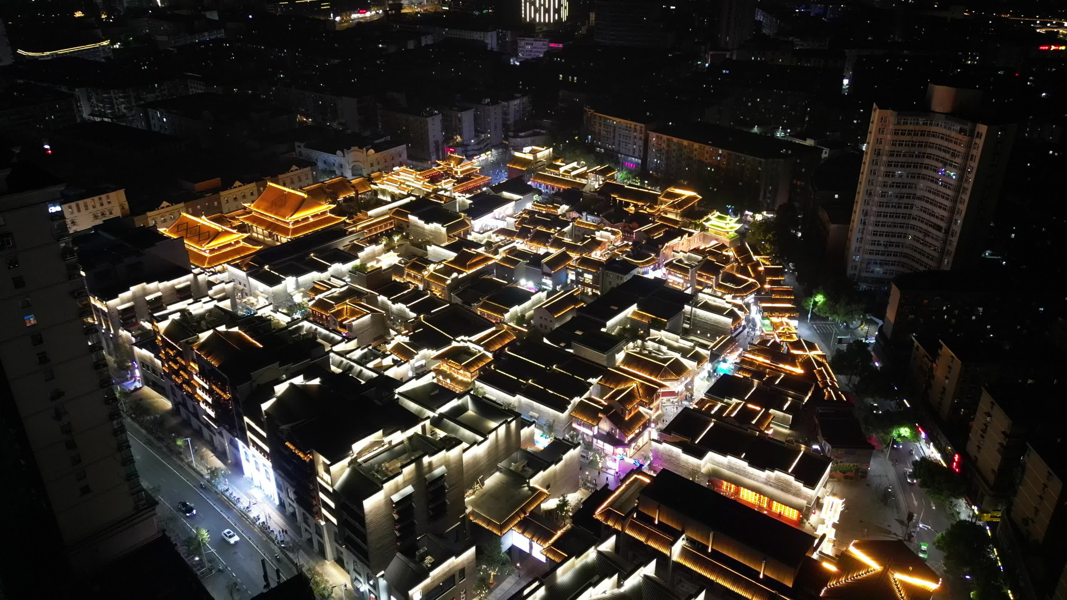 江西南昌万寿宫历史文化街区夜景灯光航拍视频的预览图