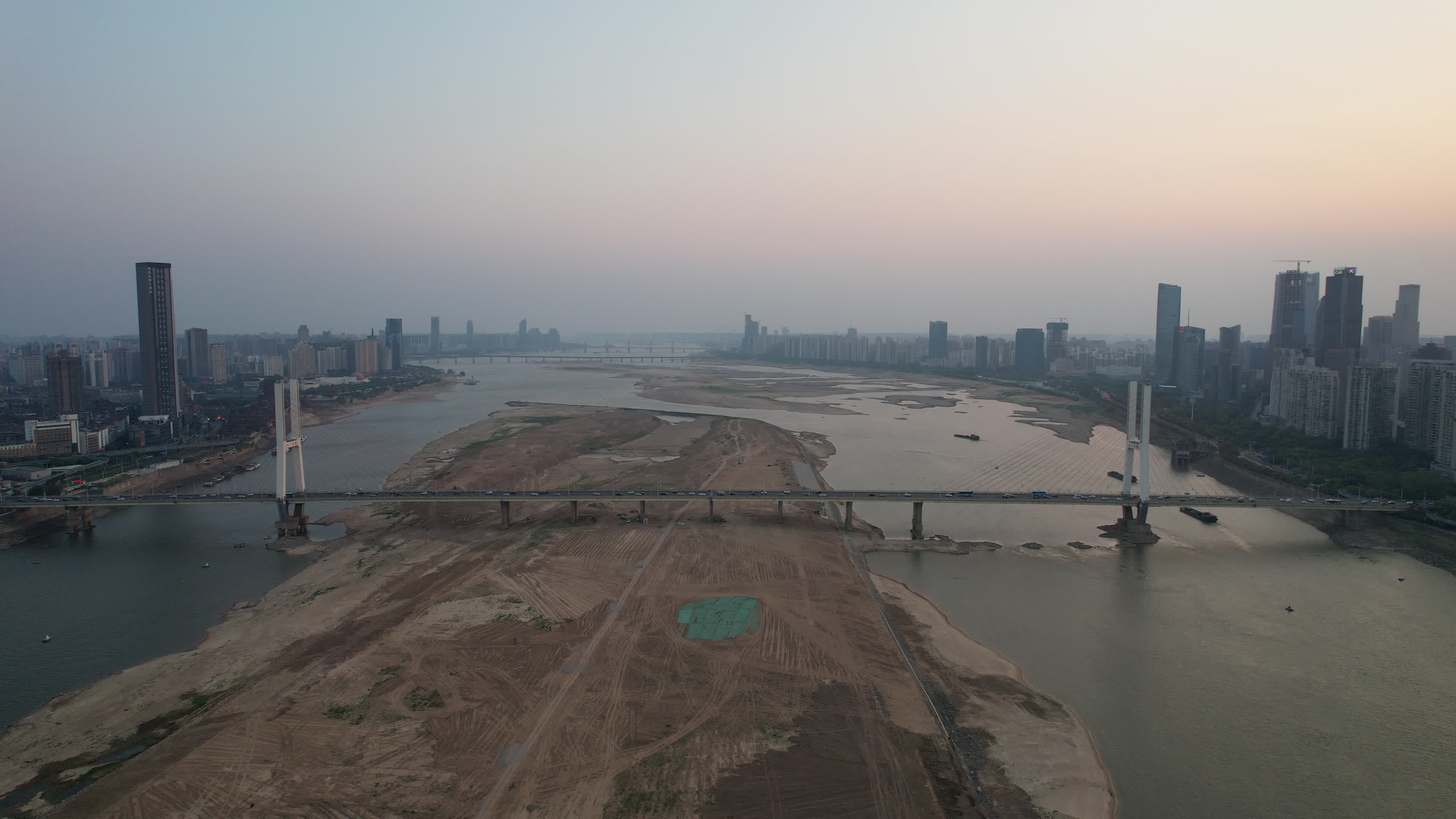 江西南昌八一大桥航拍视频的预览图
