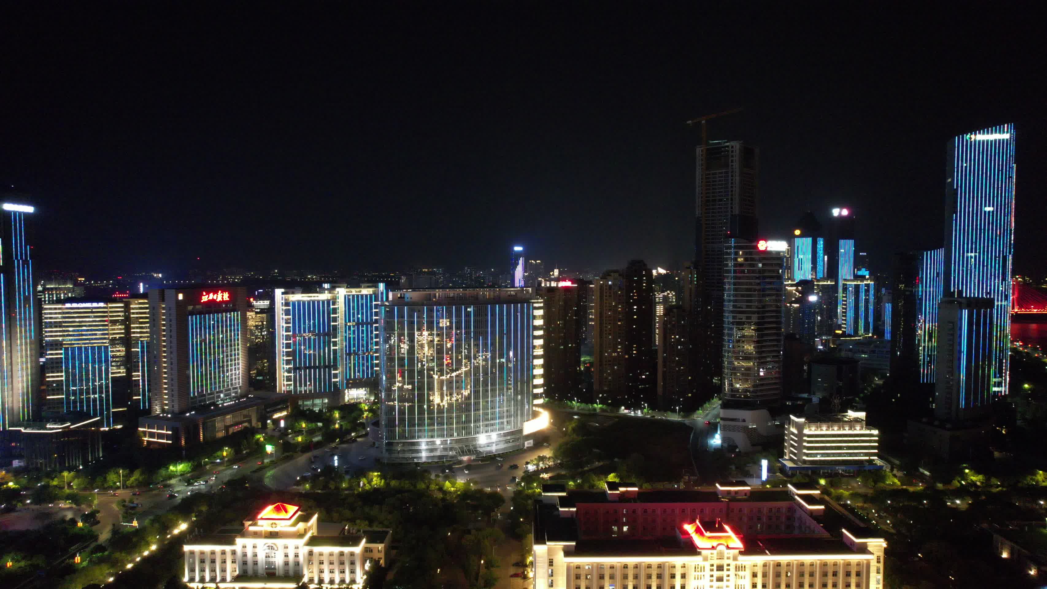 江西南昌城市CBD夜景航拍视频的预览图