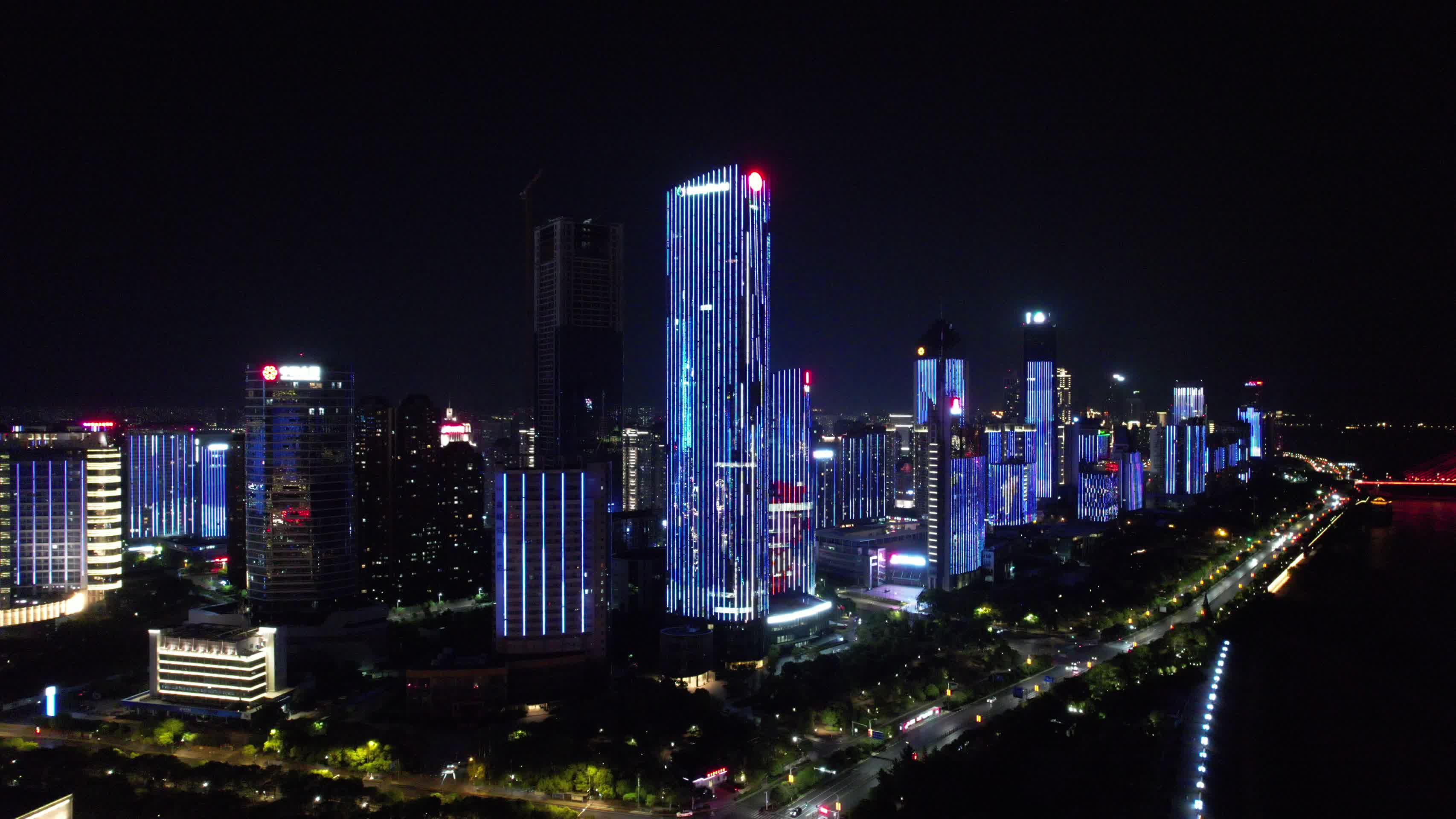 江西南昌城市CBD夜景航拍视频的预览图
